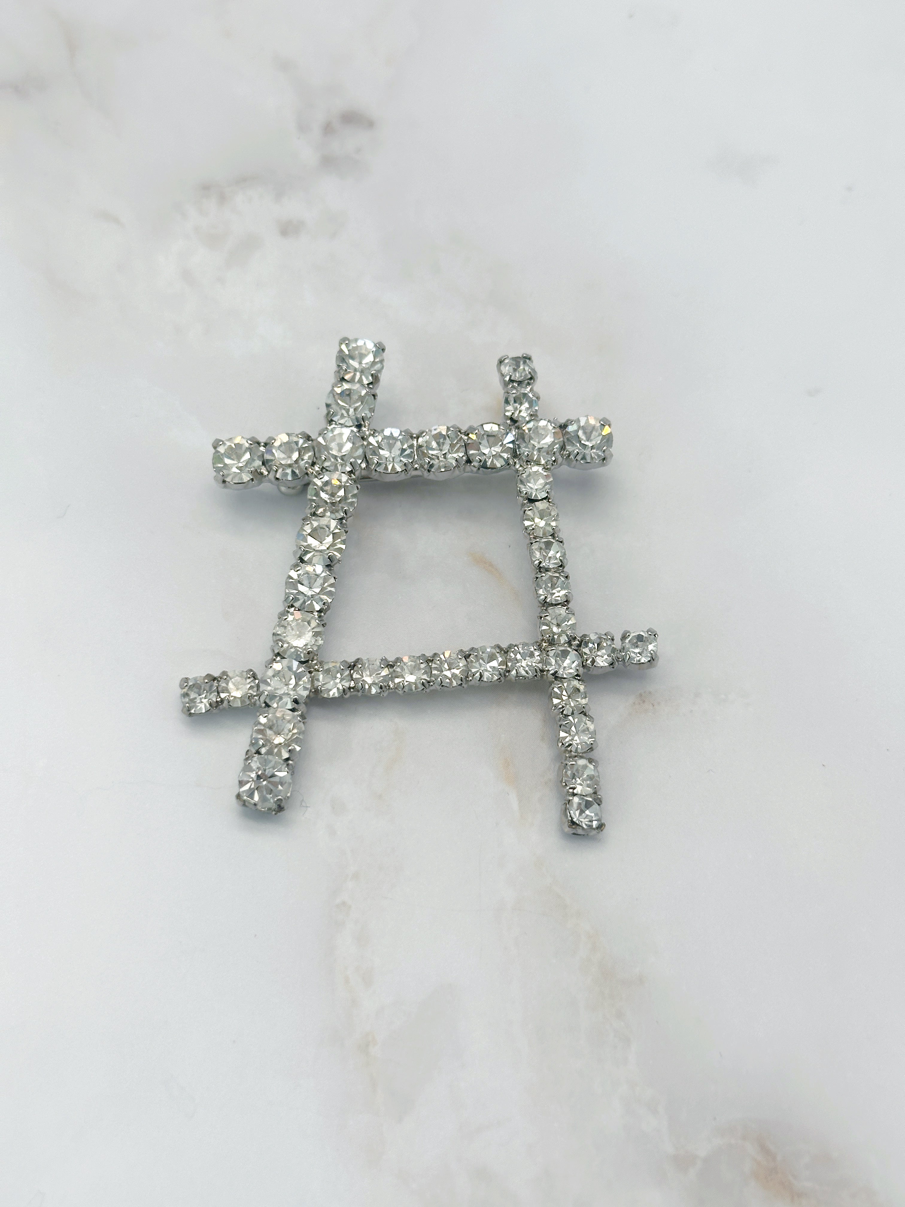Vintage Brosche im Hashtag Strass