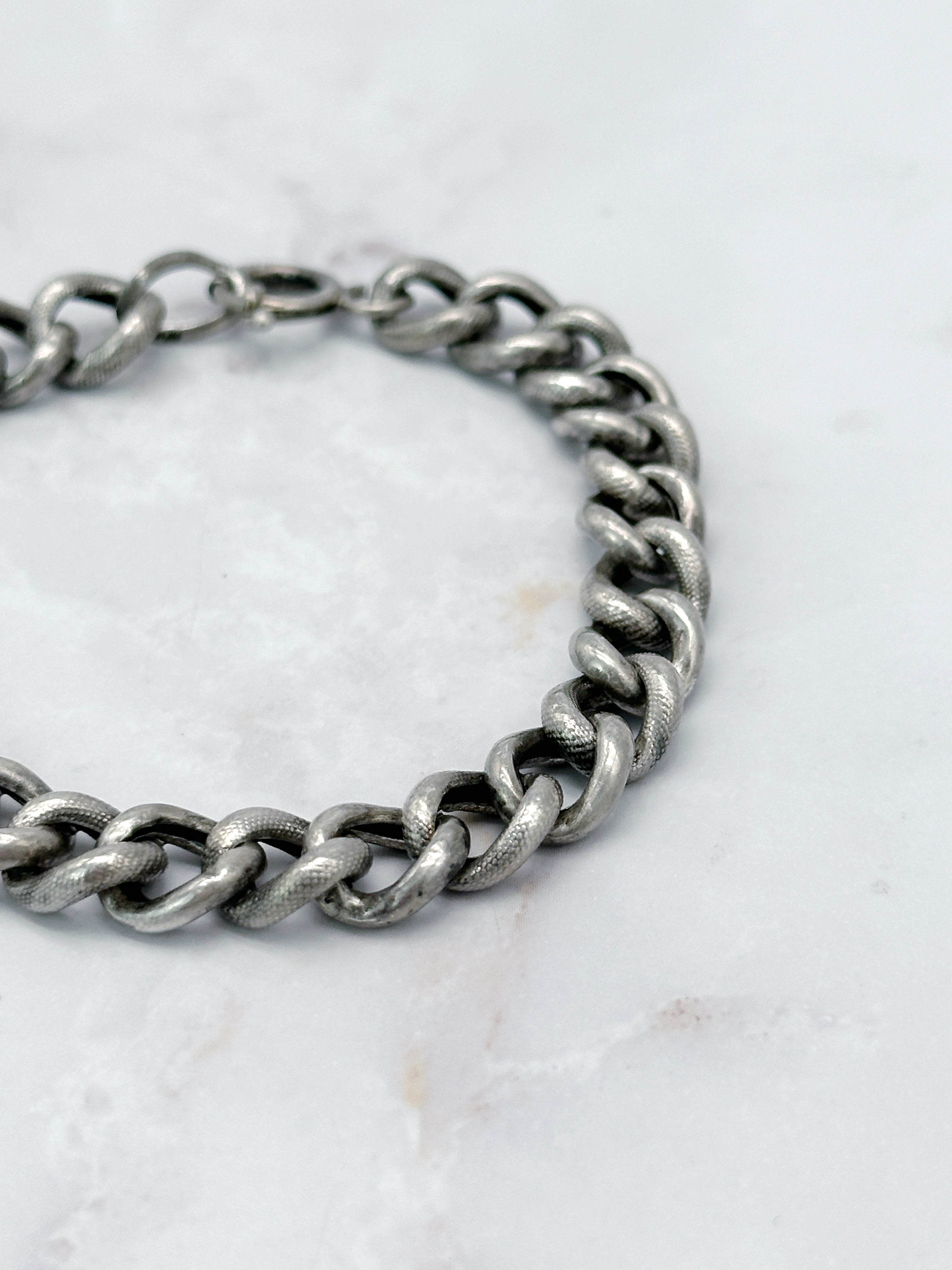 Antikes Panzerarmband aus Silber mit strukturierter Oberfläche