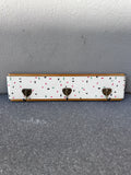 Vintage Garderobe mit buntem Muster und Messinghaken um 1950