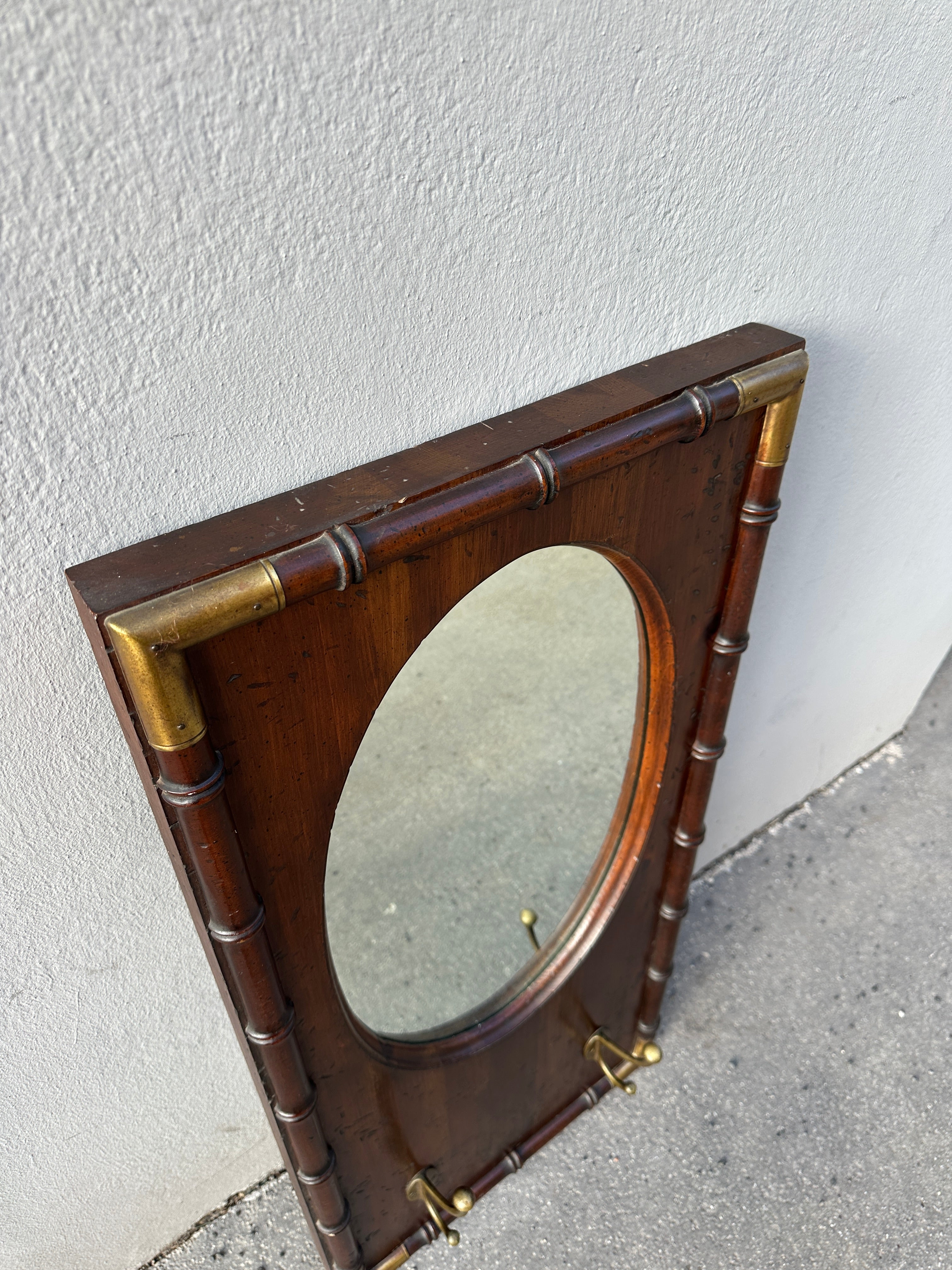 Massive Holz-Garderobe im Bambus-Look mit Spiegel und Messinghaken