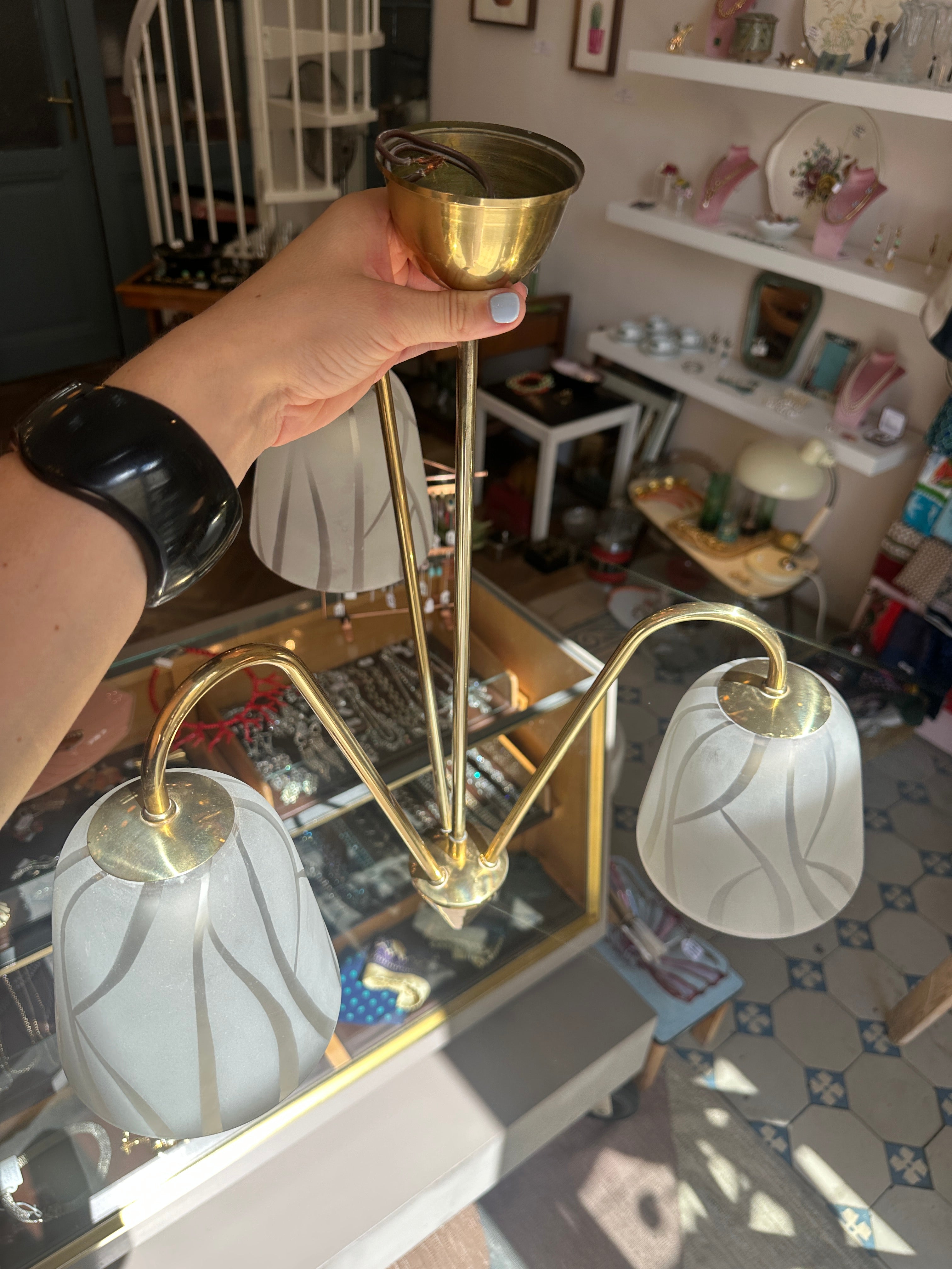 3-flammige Midcentury Lampe aus Messing und Milchglas um 1960