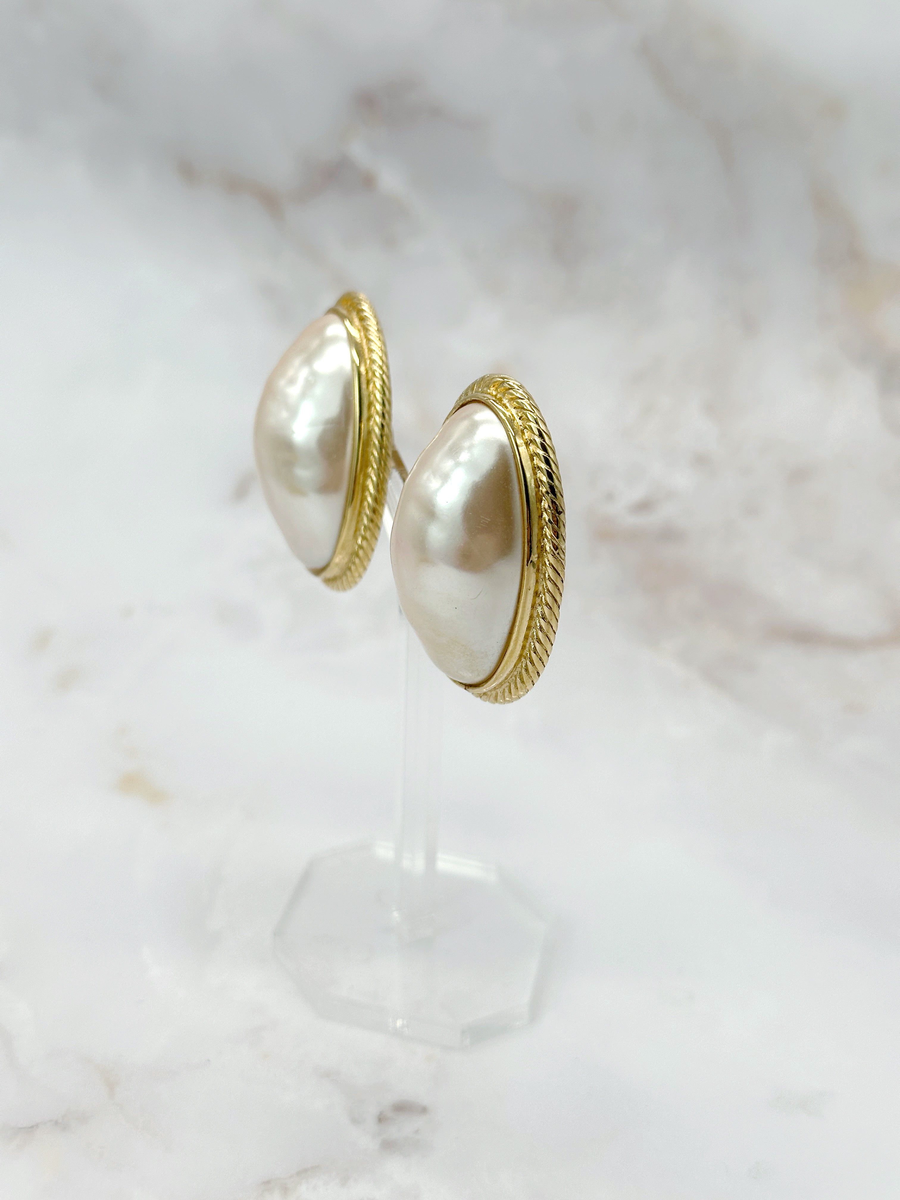 Signierte Givenchy Vintage Ohrclips mit Barockperlen um 1980