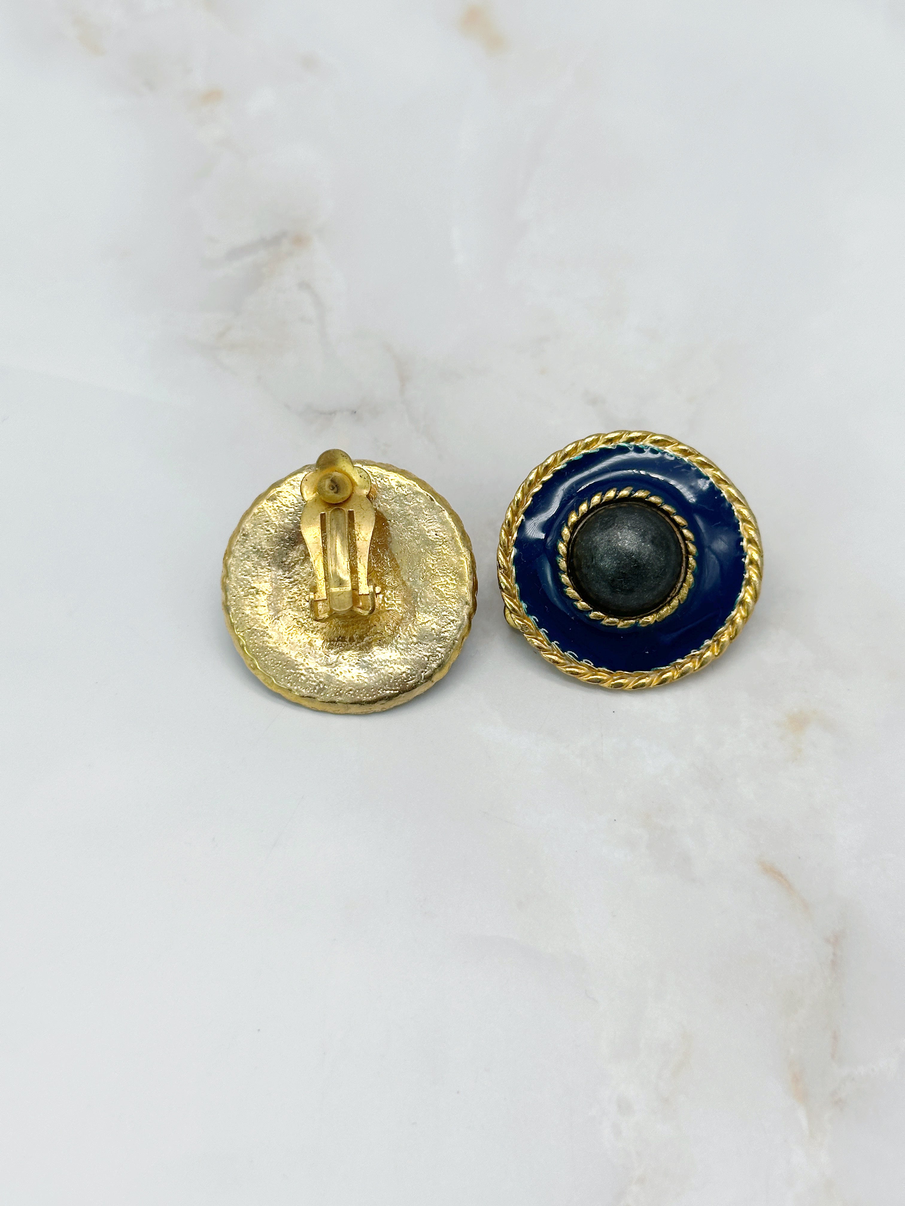 Vintage Ohrclips mit blauem Emaille und schwarzer Mitte