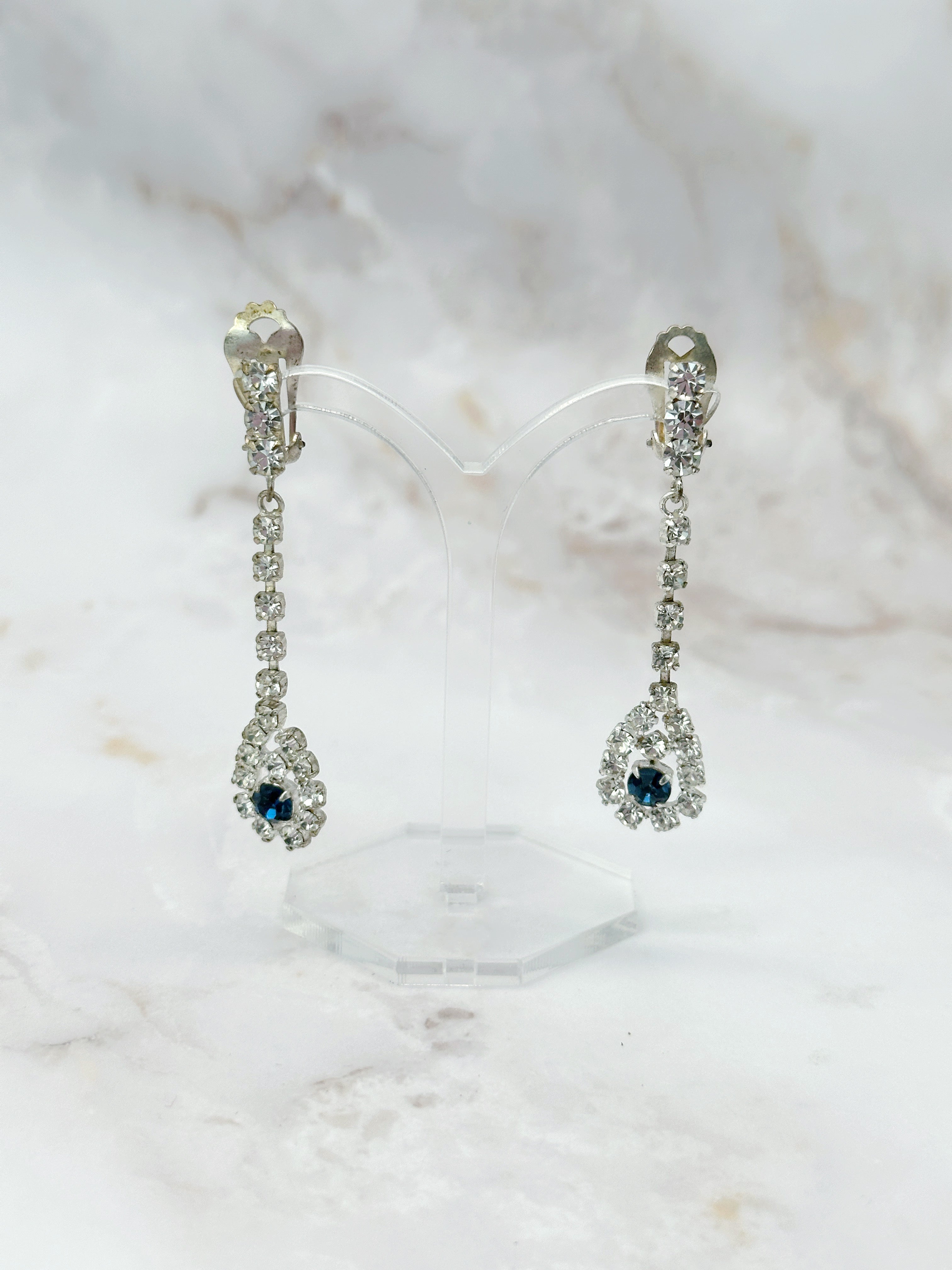 Lange Vintage Ohrclips mit Strass und dunkelblauem Tropfen
