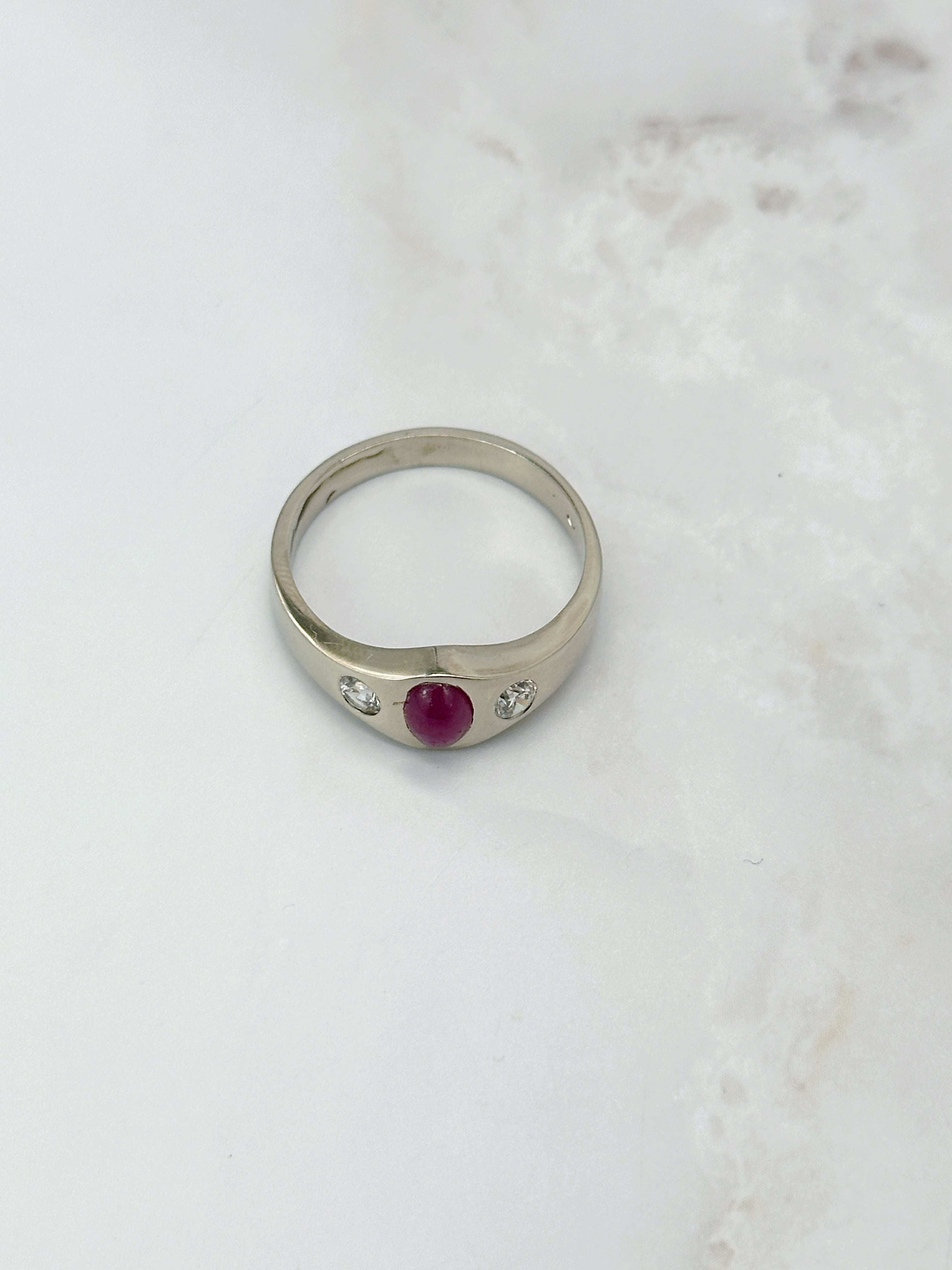 Vintage Ring in 585 Gelbgold mit Rubin-Cabochon und Zirkonia