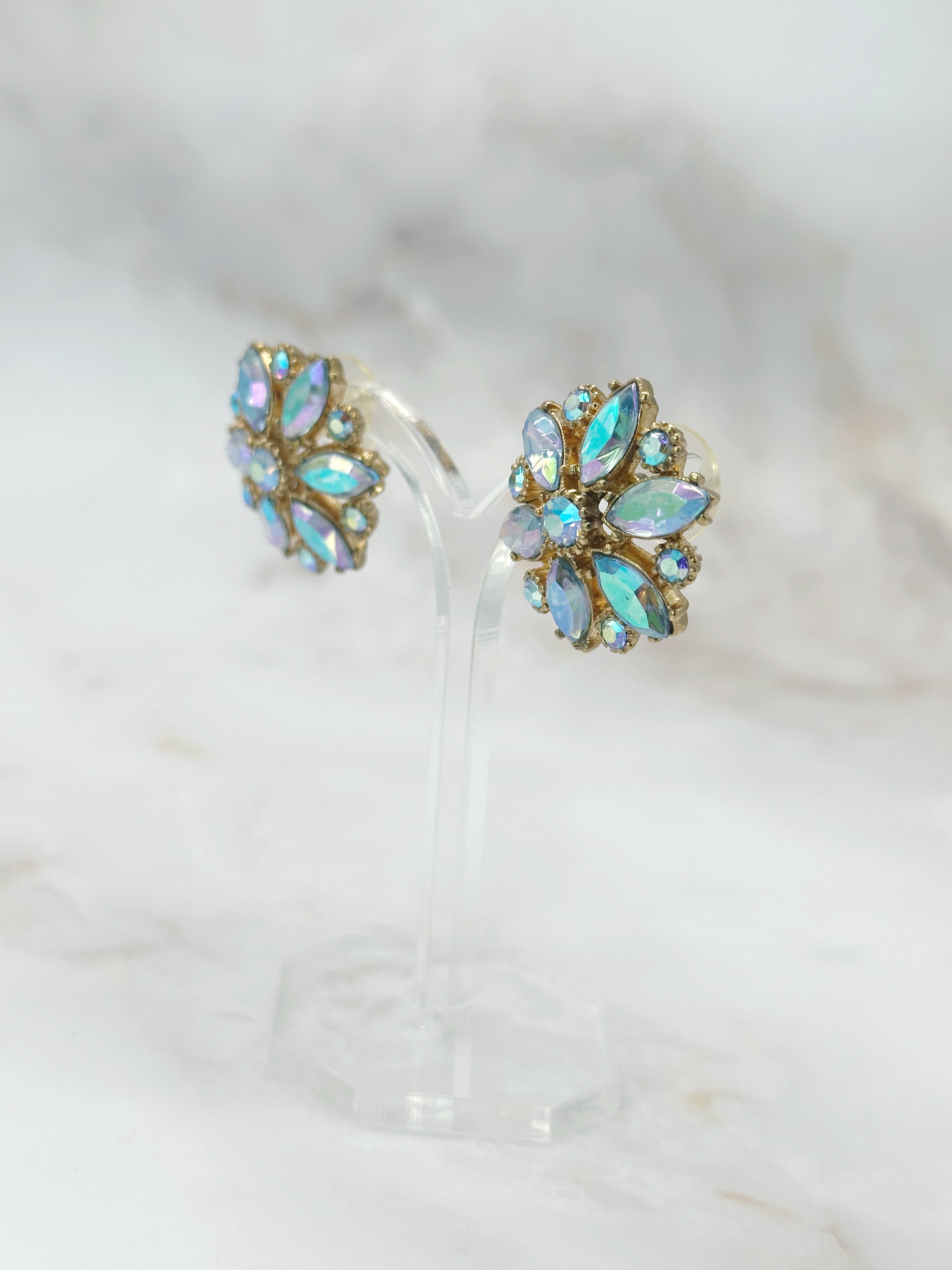 Vergoldete Vintage Ohrstecker mit Aurora Borealis Strass