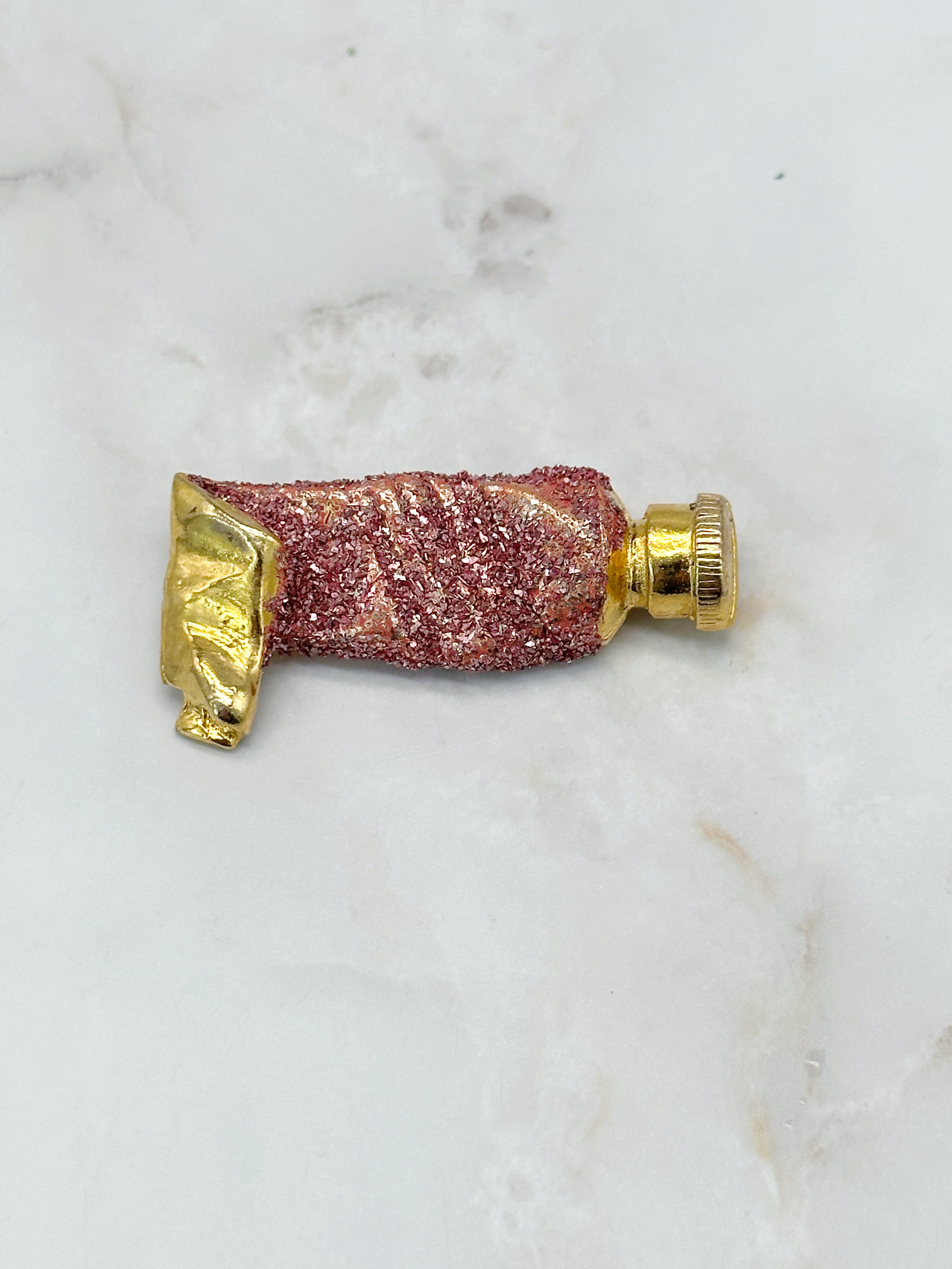 Vergoldete Brosche in Tubenform mit Glitzer in Rosa, Grün oder Lila