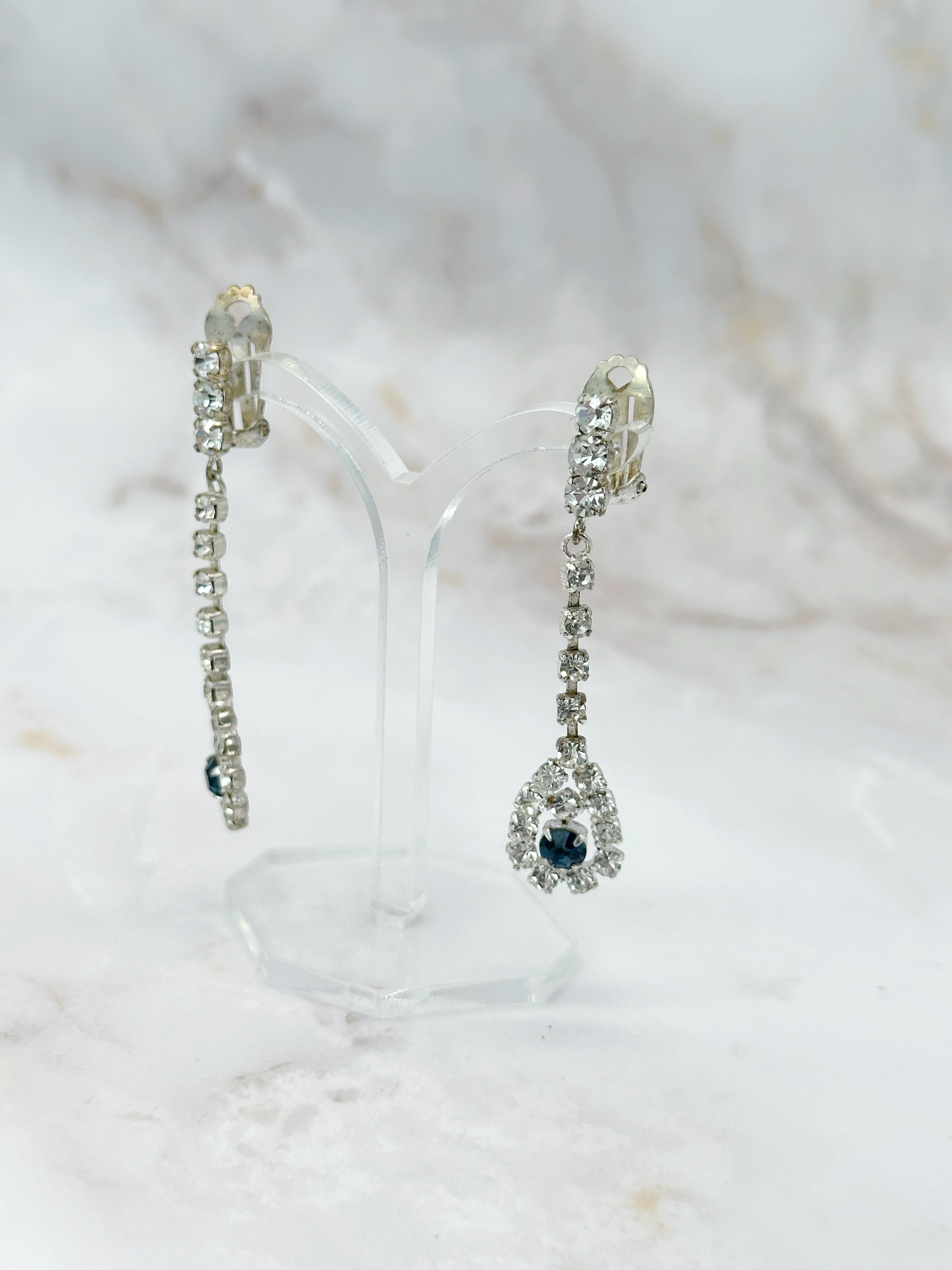 Lange Vintage Ohrclips mit Strass und dunkelblauem Tropfen