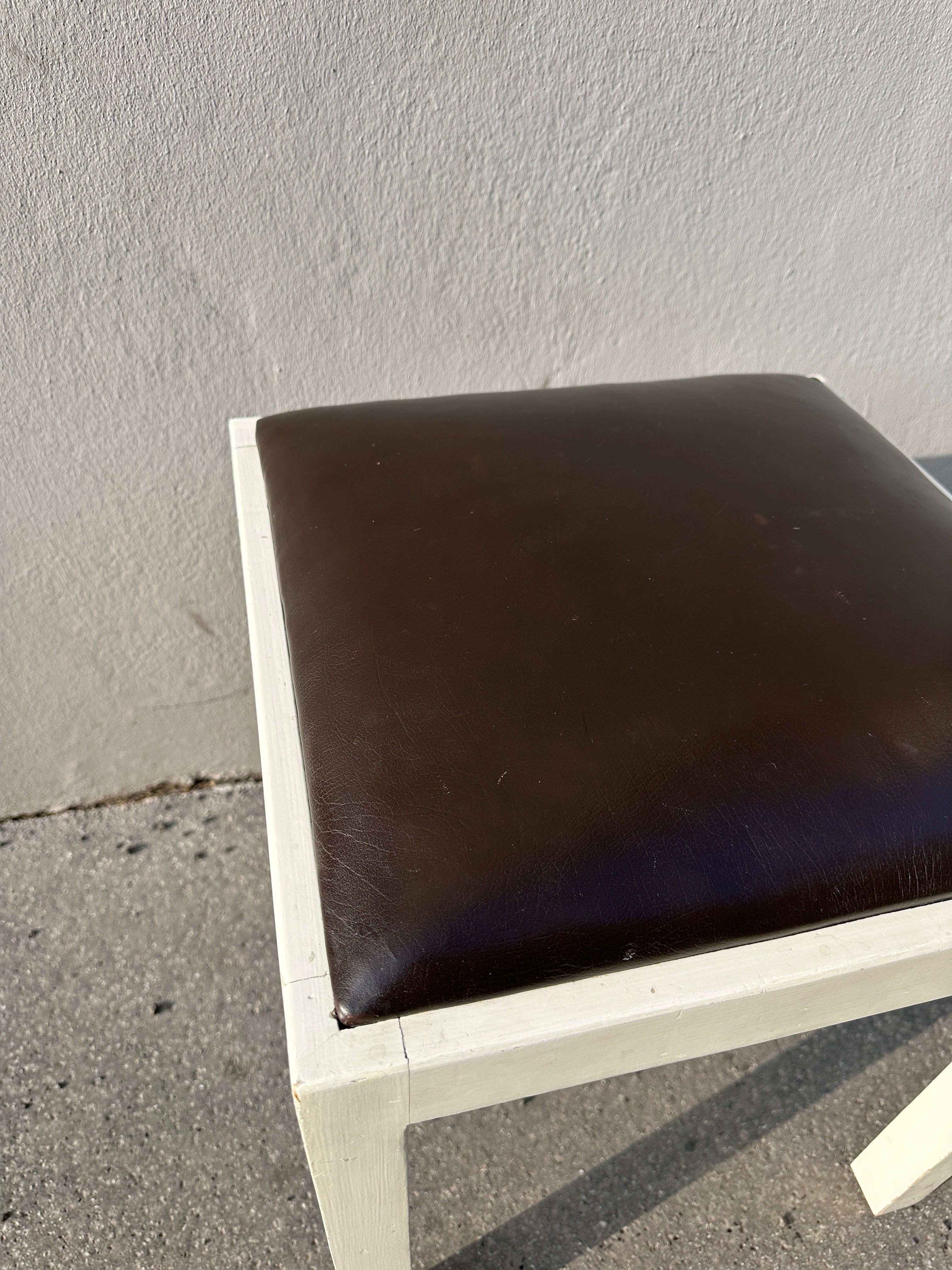 Weißer Holz-Hocker quadratisch mit dunkelbraunem Lederpolster