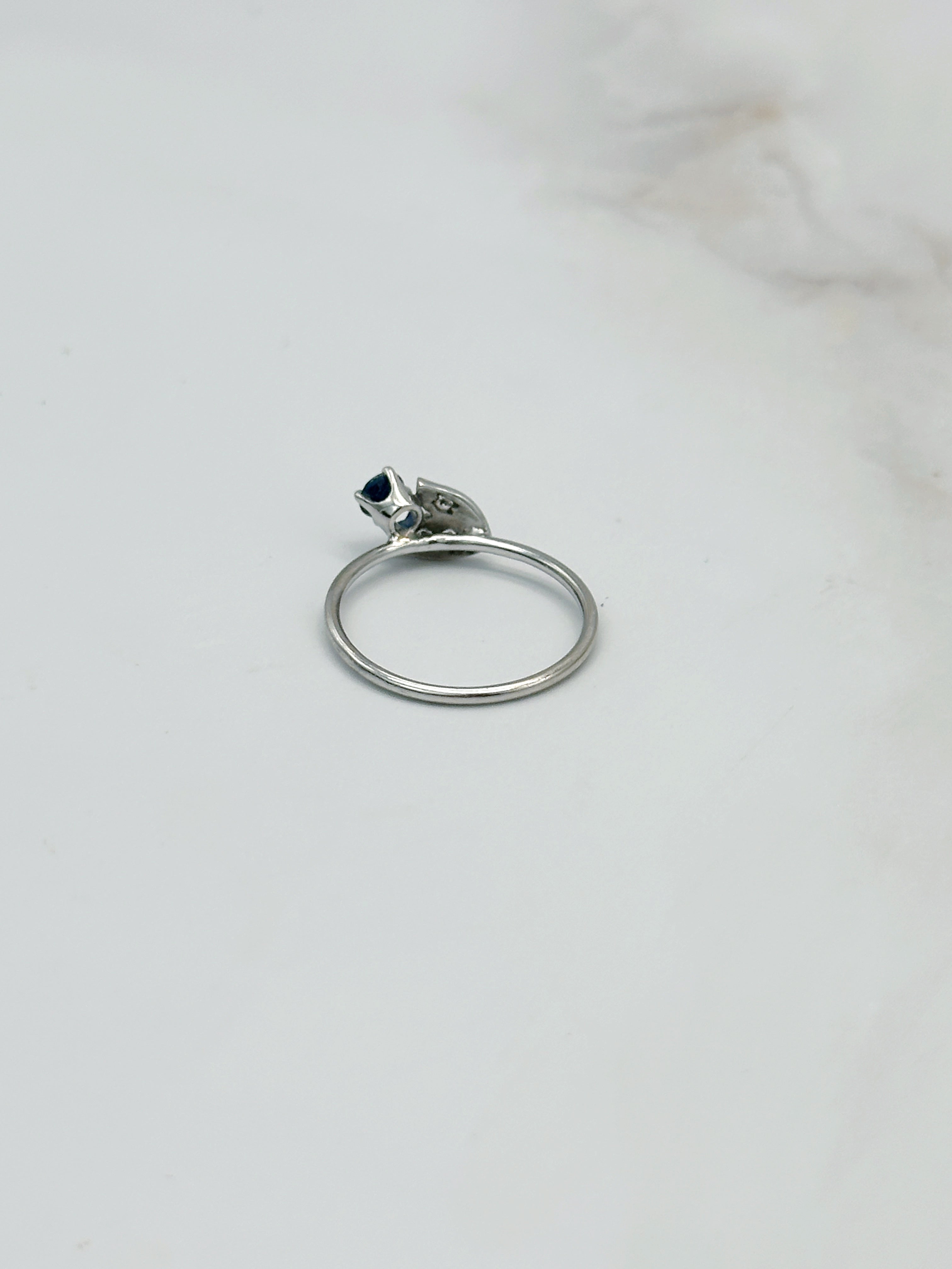 Filigraner Ring in 585 Weißgold – Blütendesign mit Saphir und Diamanten