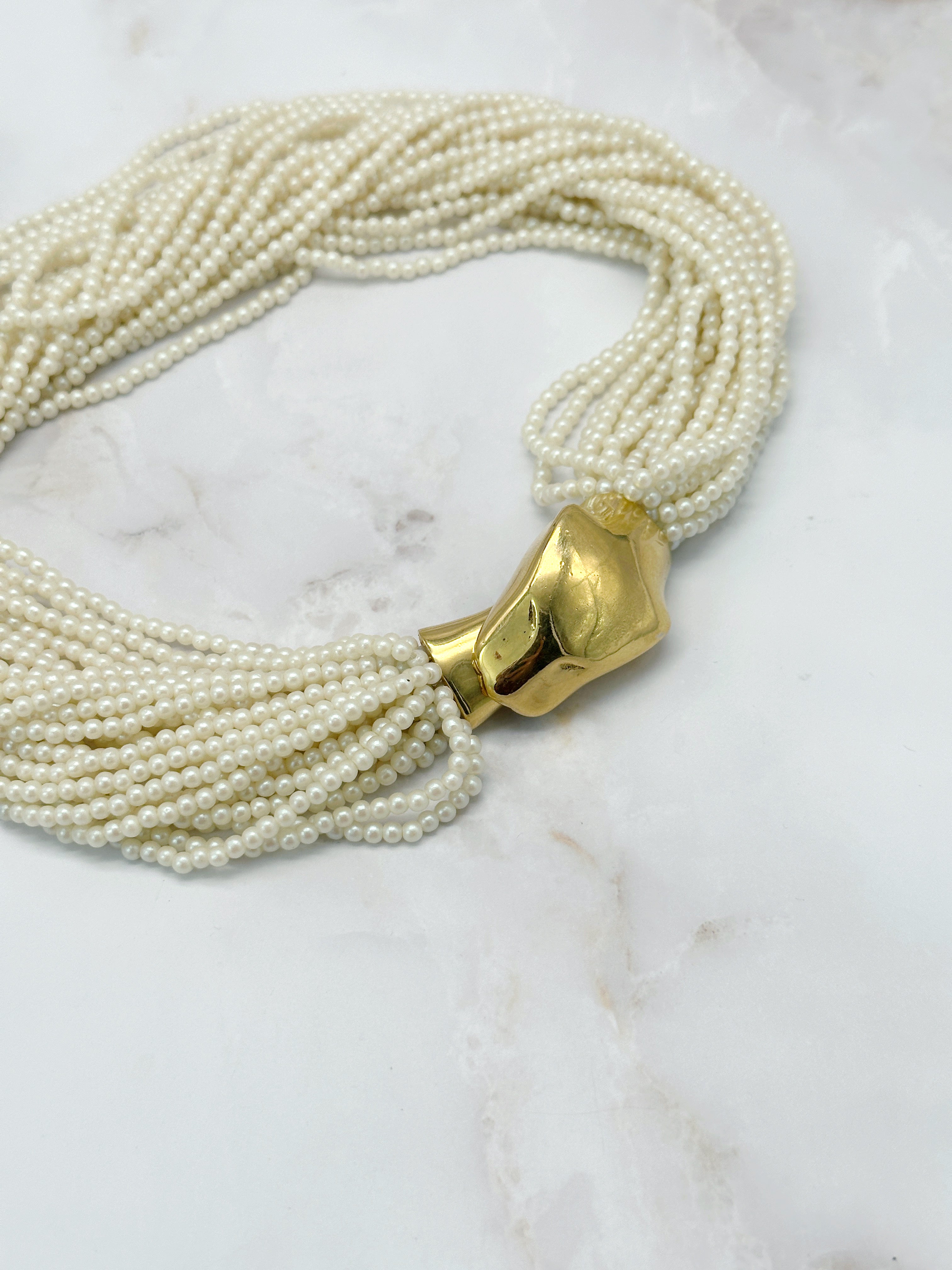 Vintage Collier aus Kunstperlen-Strängen mit Pantherkopf-Verschluss