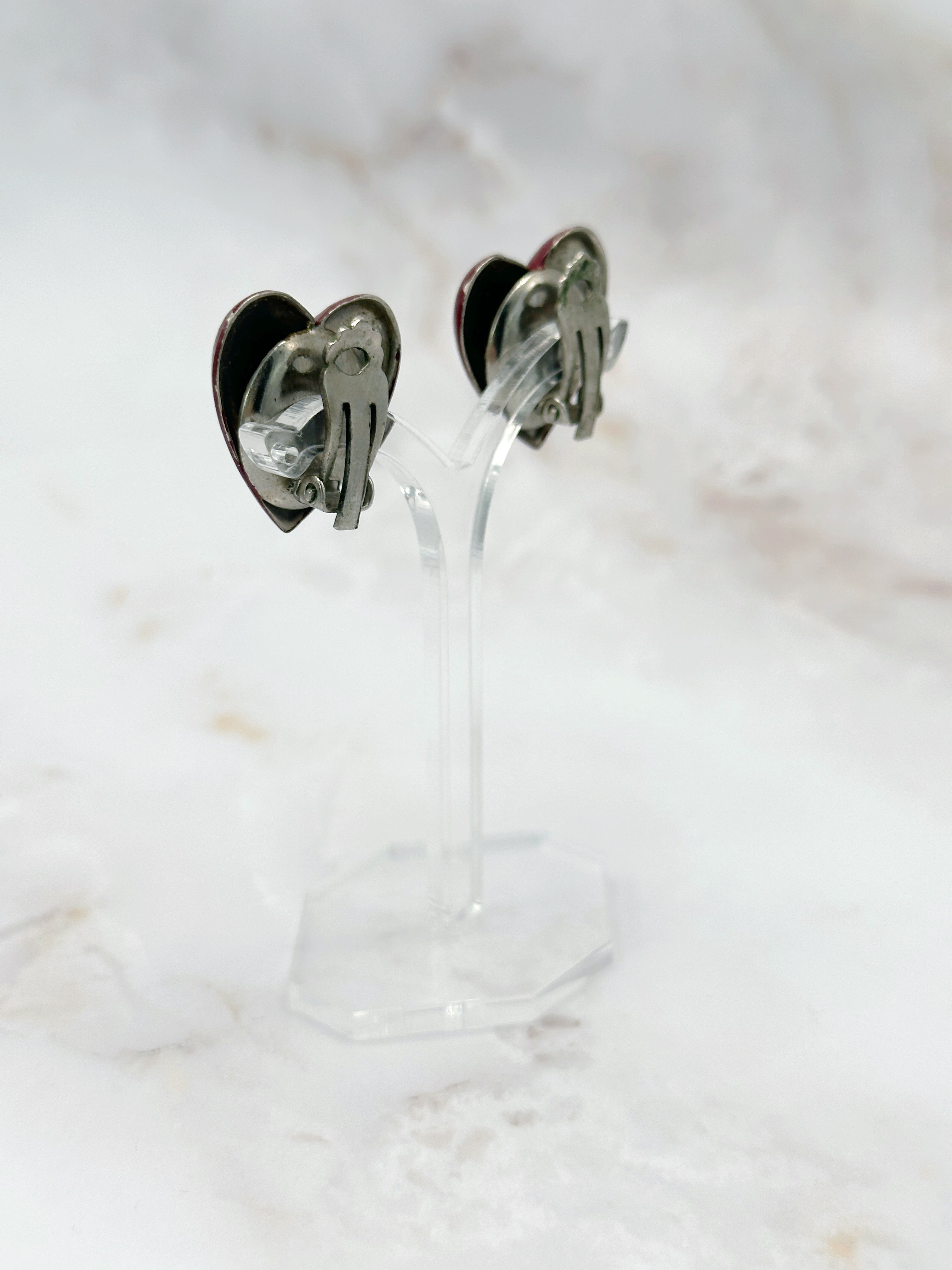 Vintage Ohrclips in Herzform in Burgunderrot