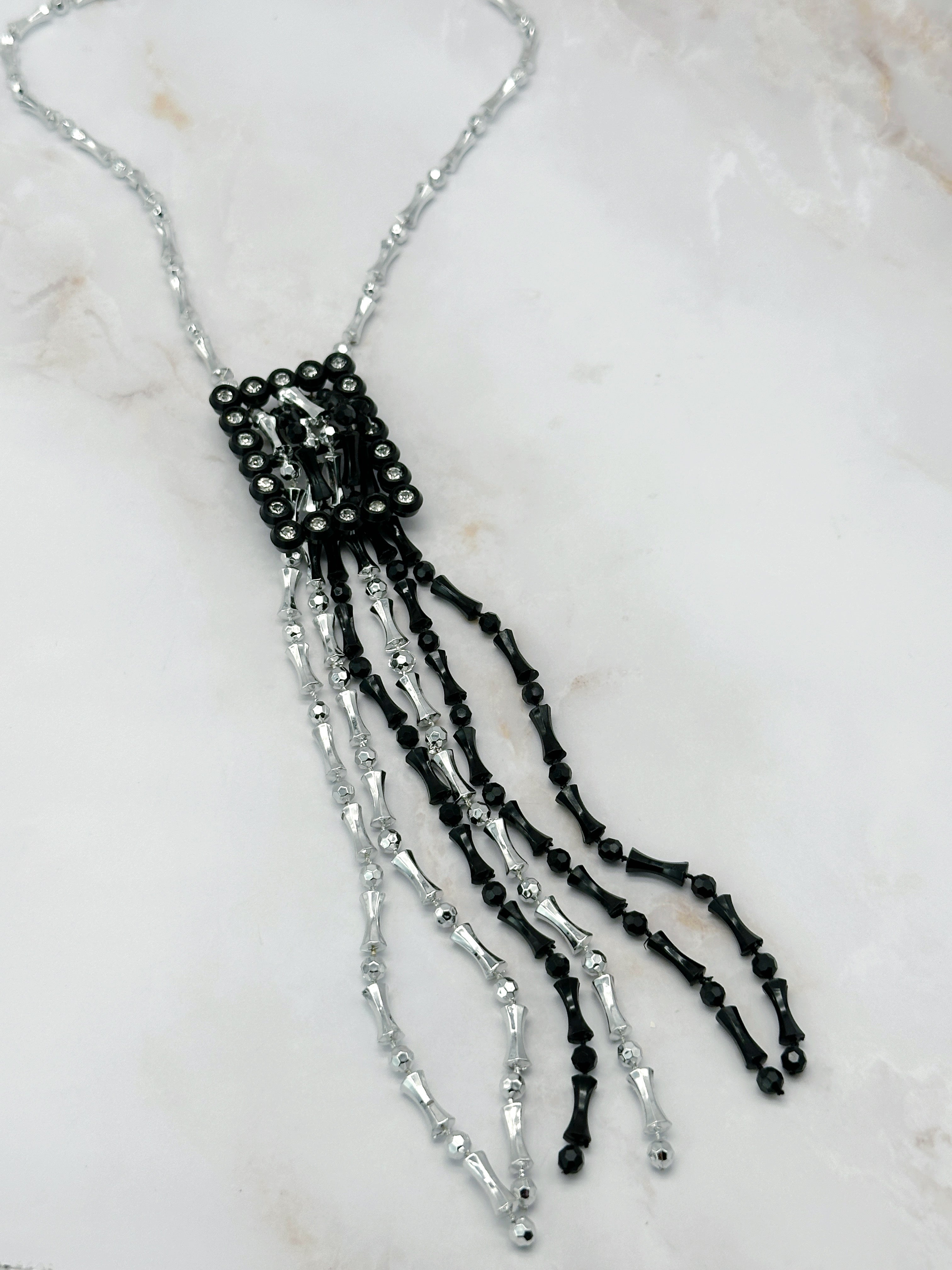 Ausgefallene Halskette mit silberfarbenen Perlen, Strass und Tasseln