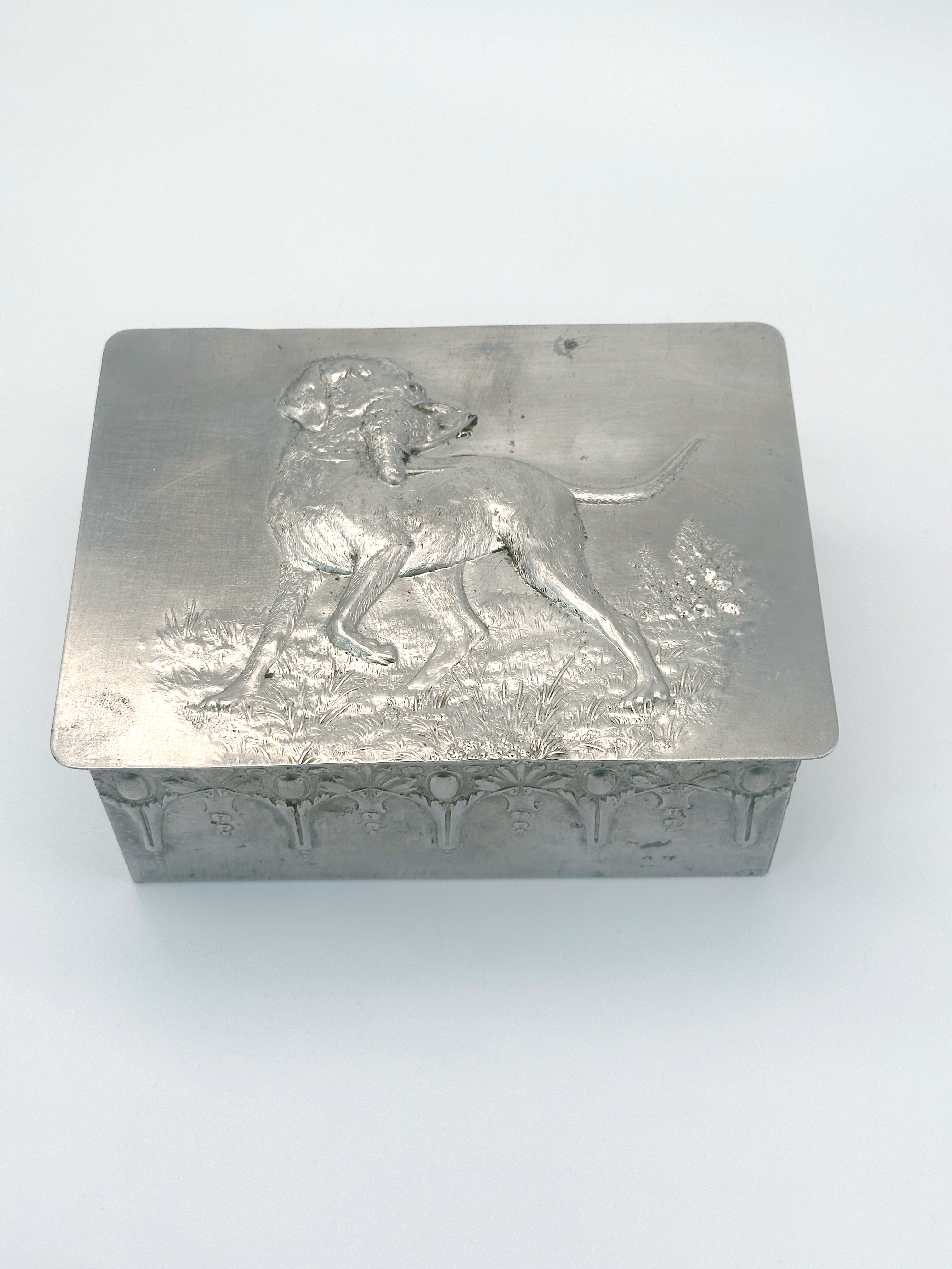 Vintage Metalldose mit Jagdmotiv Hund