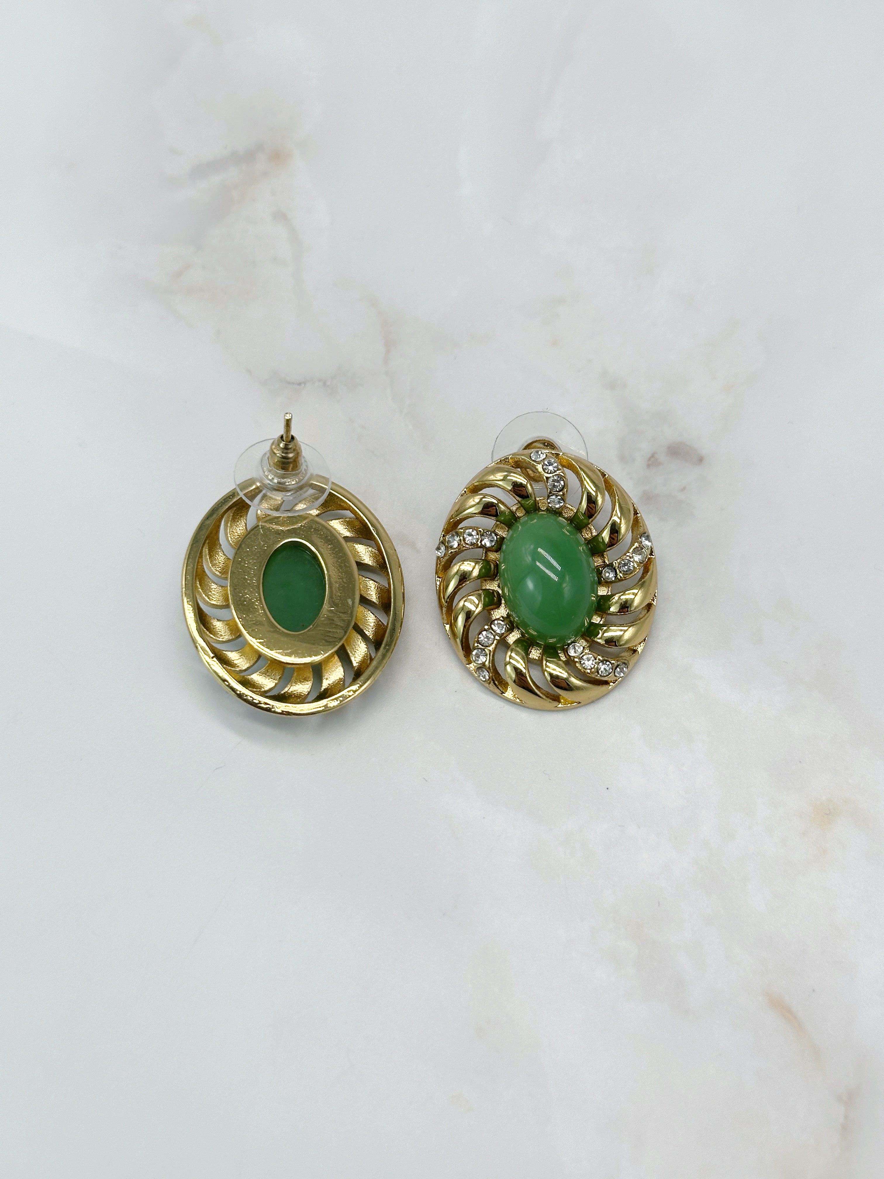 Vergoldete Vintage Ohrstecker mit jadegrünem Cabochon und Strass