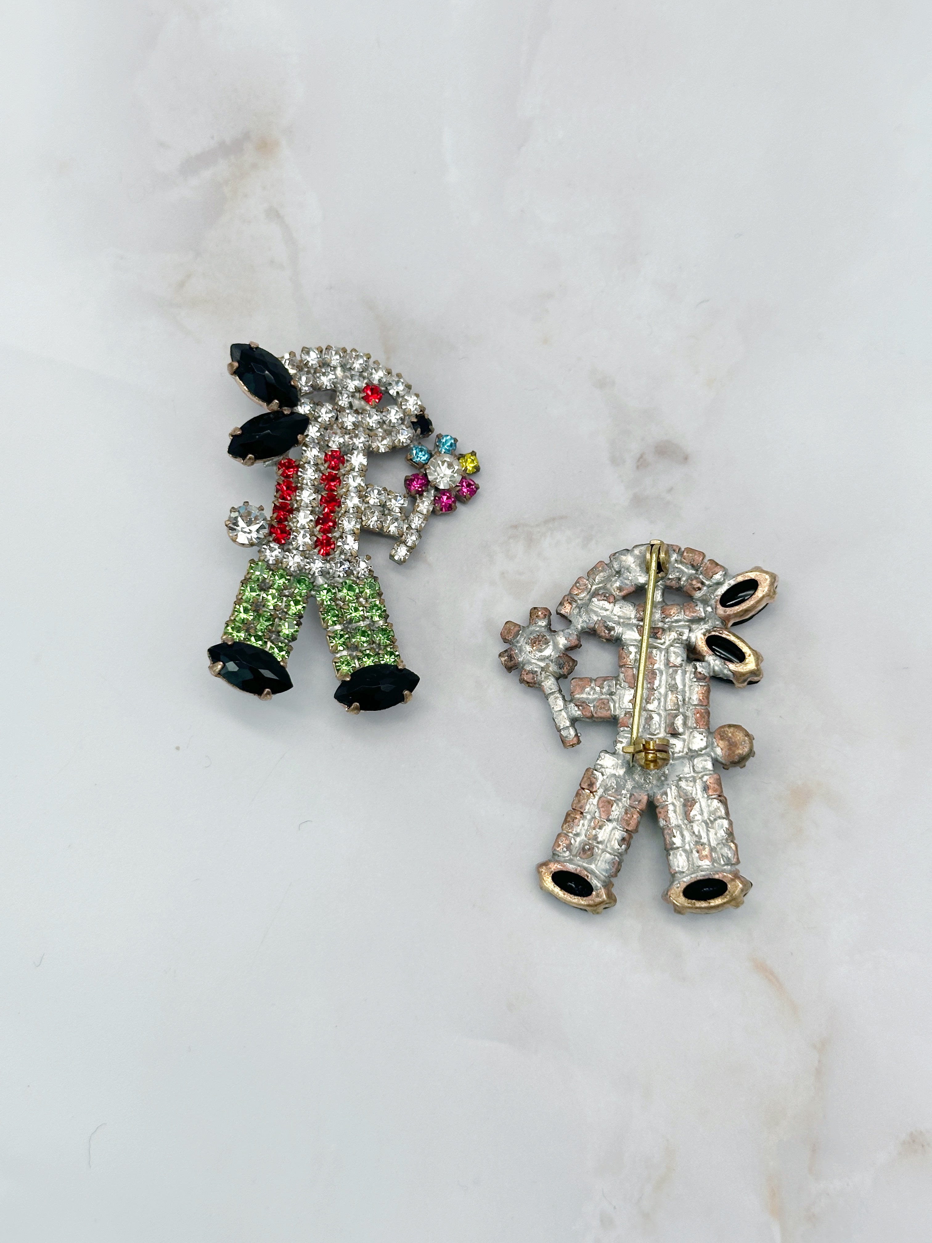 Bezaubernde Gablonzer Brosche als Hase mit Blume