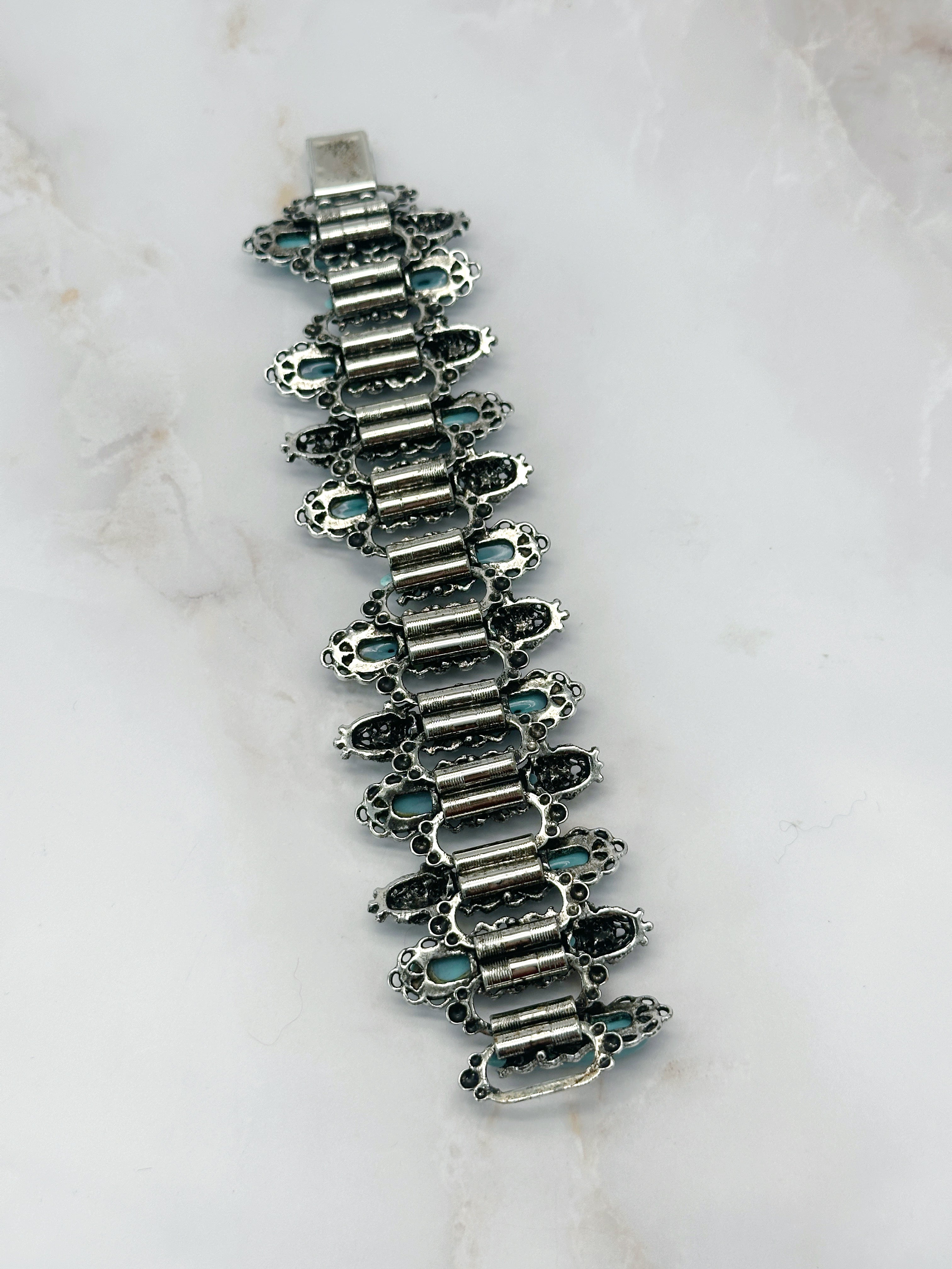 Ausgefallenes breites Vintage Armband in Silberoptik mit türkisen Glassteinen
