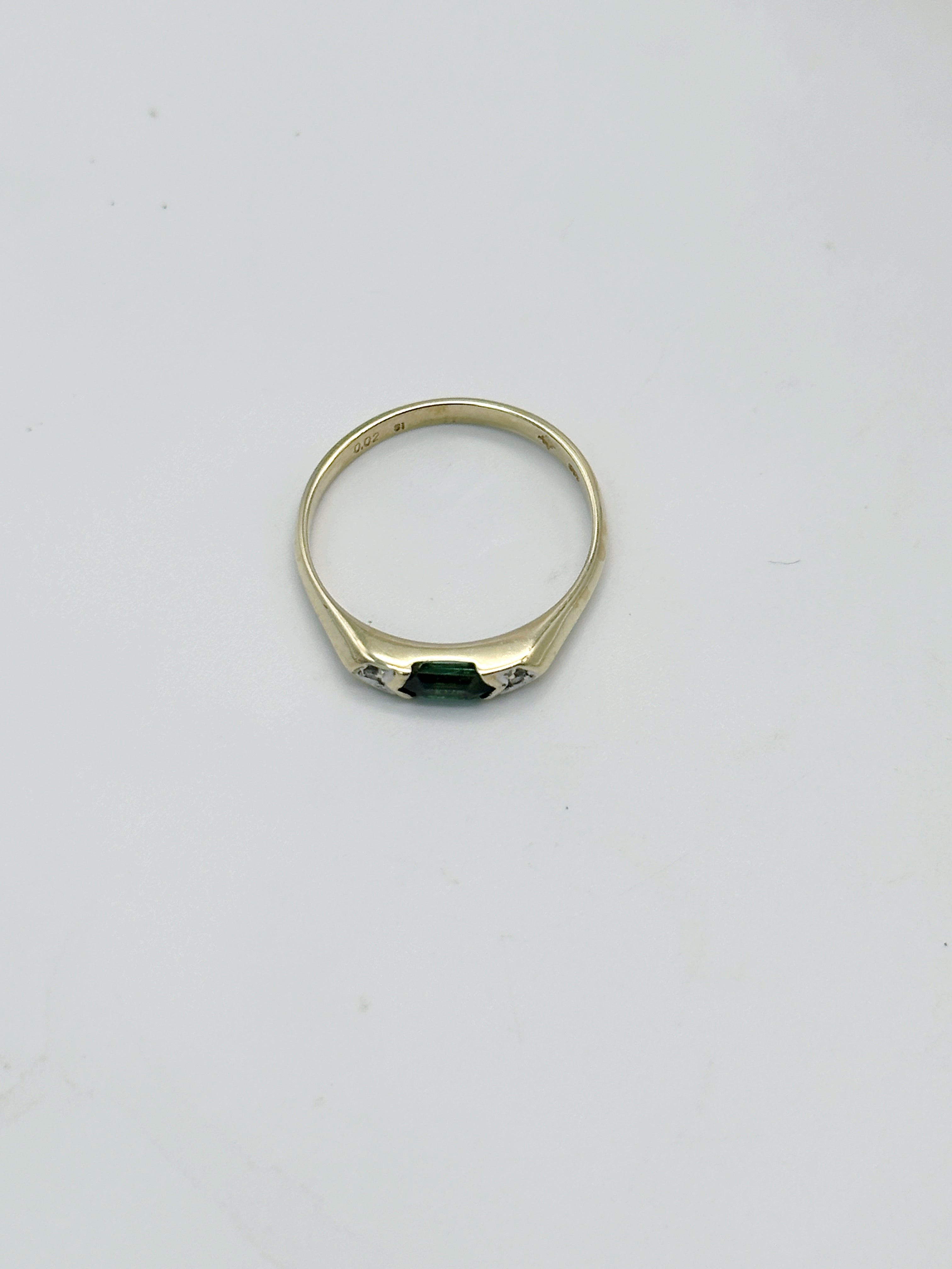 Vintage Goldring mit grünem Turmalin im Querformat