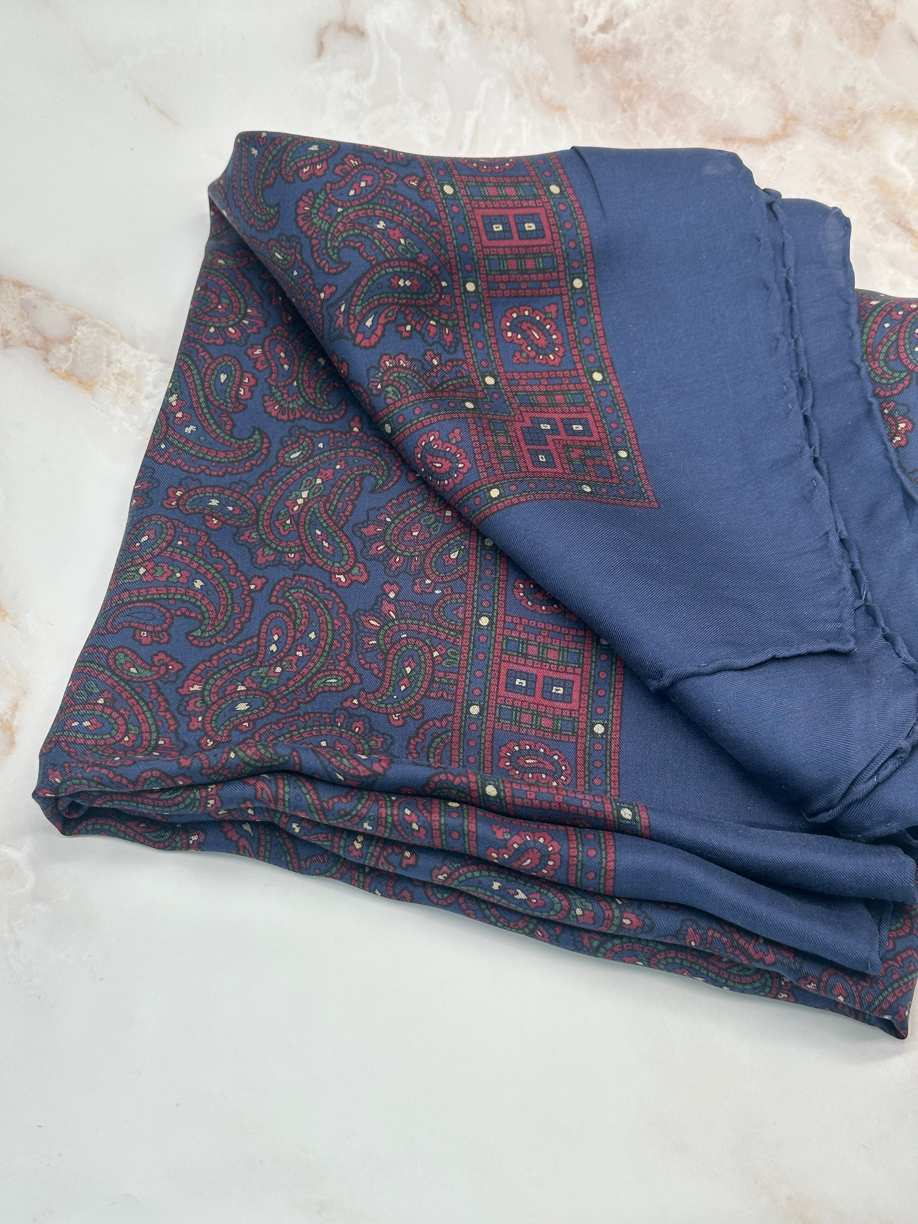 Klassisches Seidentuch mit Paisley-Muster in Dunkelblau und Rot