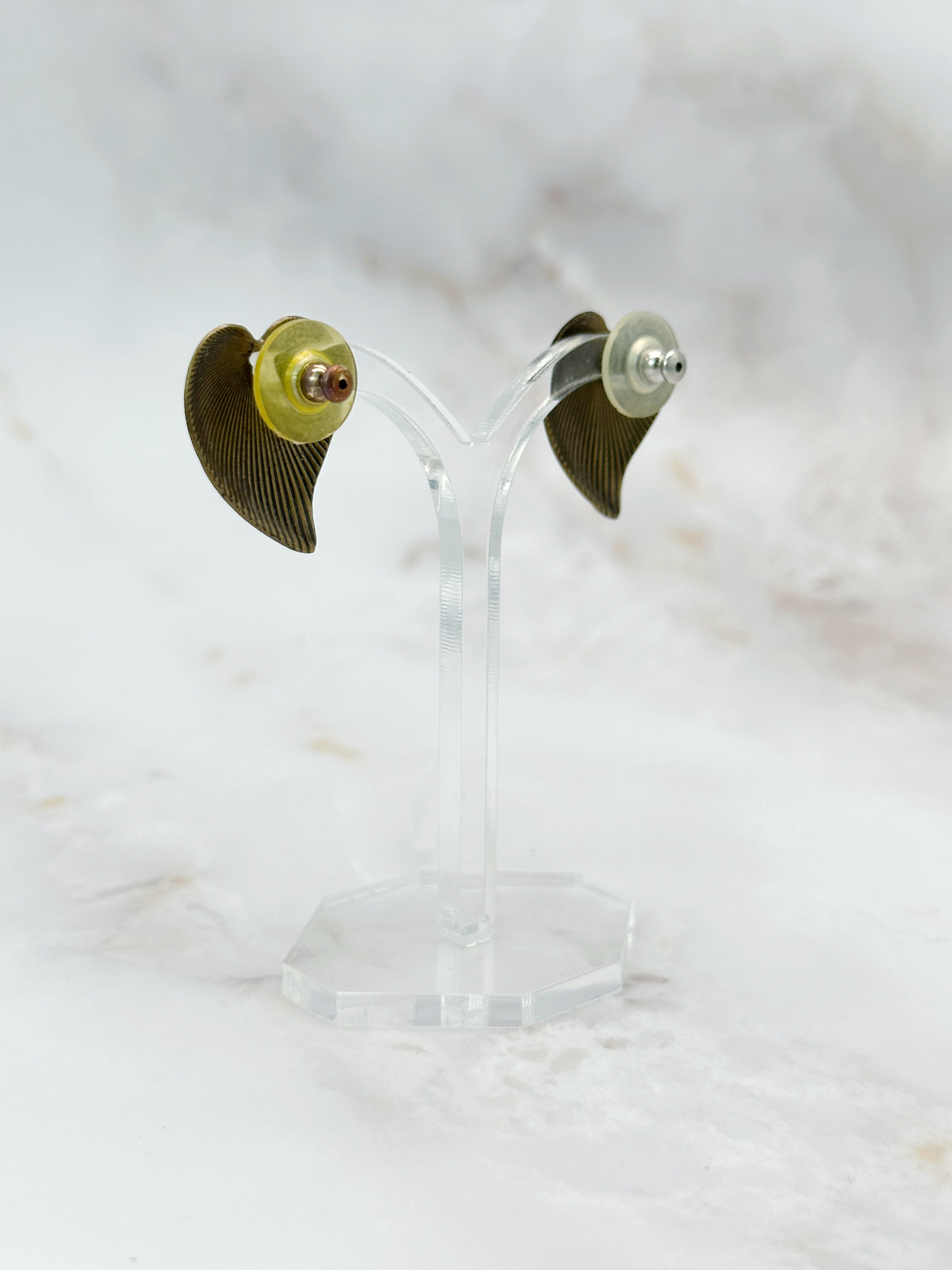 Vintage Herz-Ohrstecker mit gerippter Oberfläche