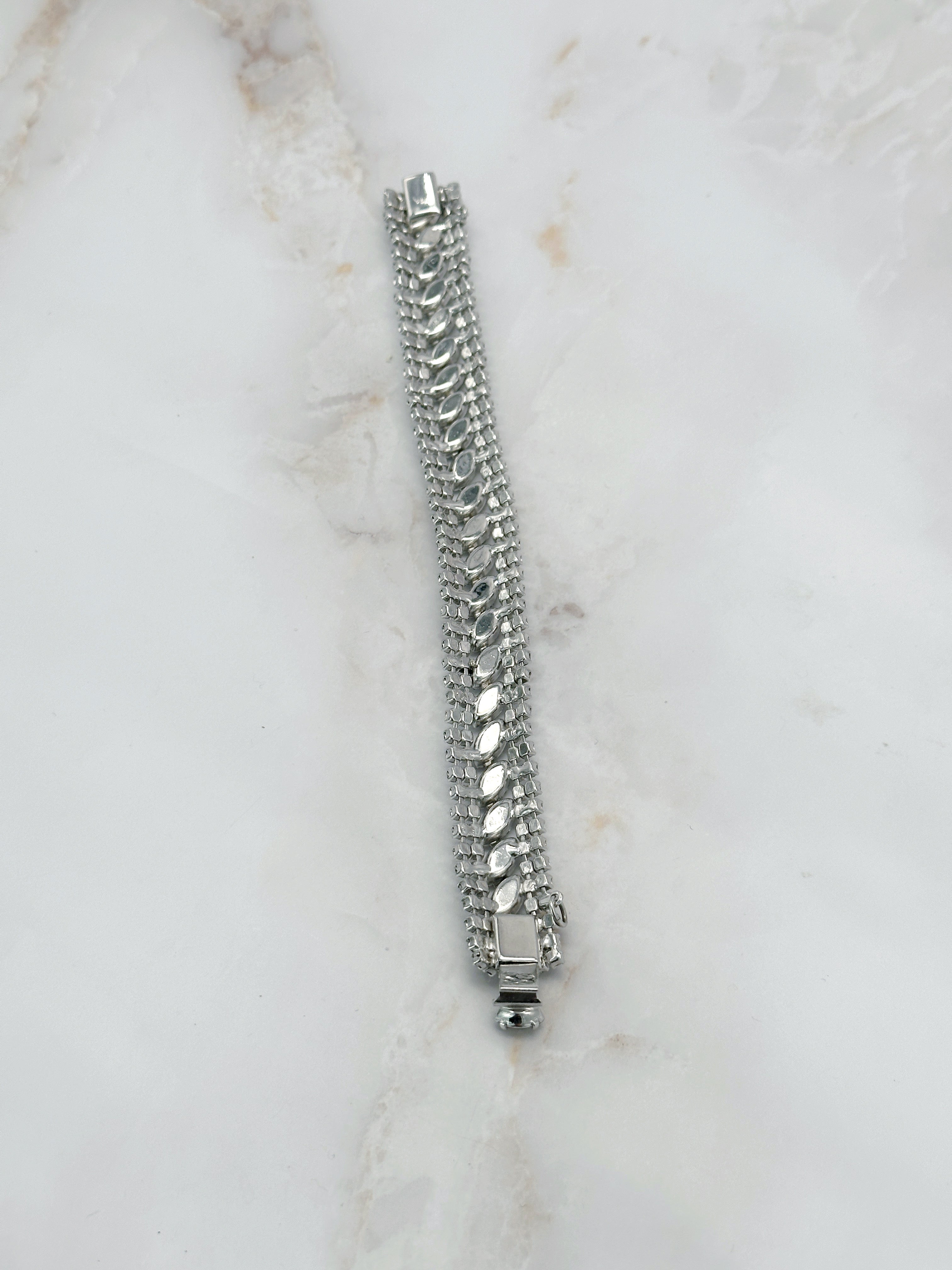 Funkelndes Vintage Strass-Armband mit Navette-Steinen & dekorativem Verschluss