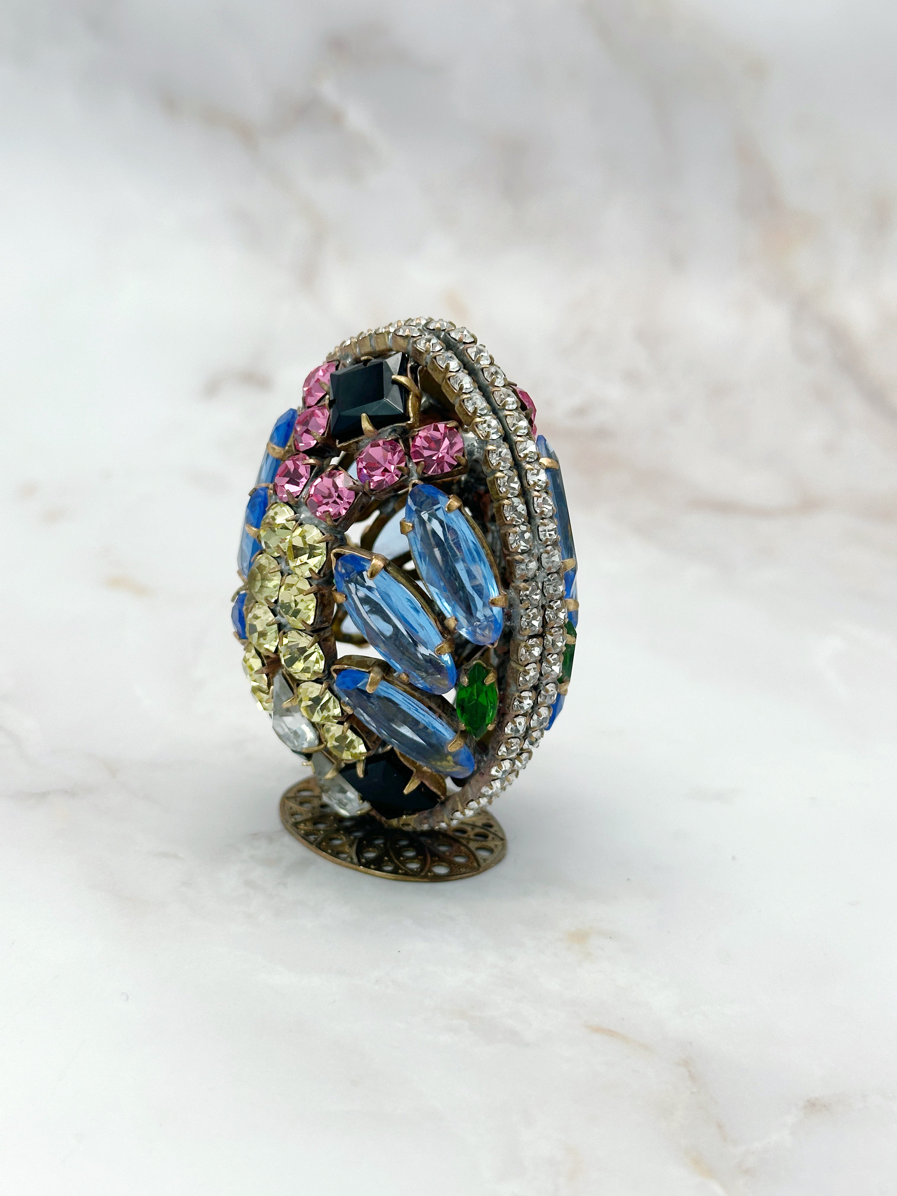 Seltenes rundum verziertes Gablonzer Osterei mit Standfuß