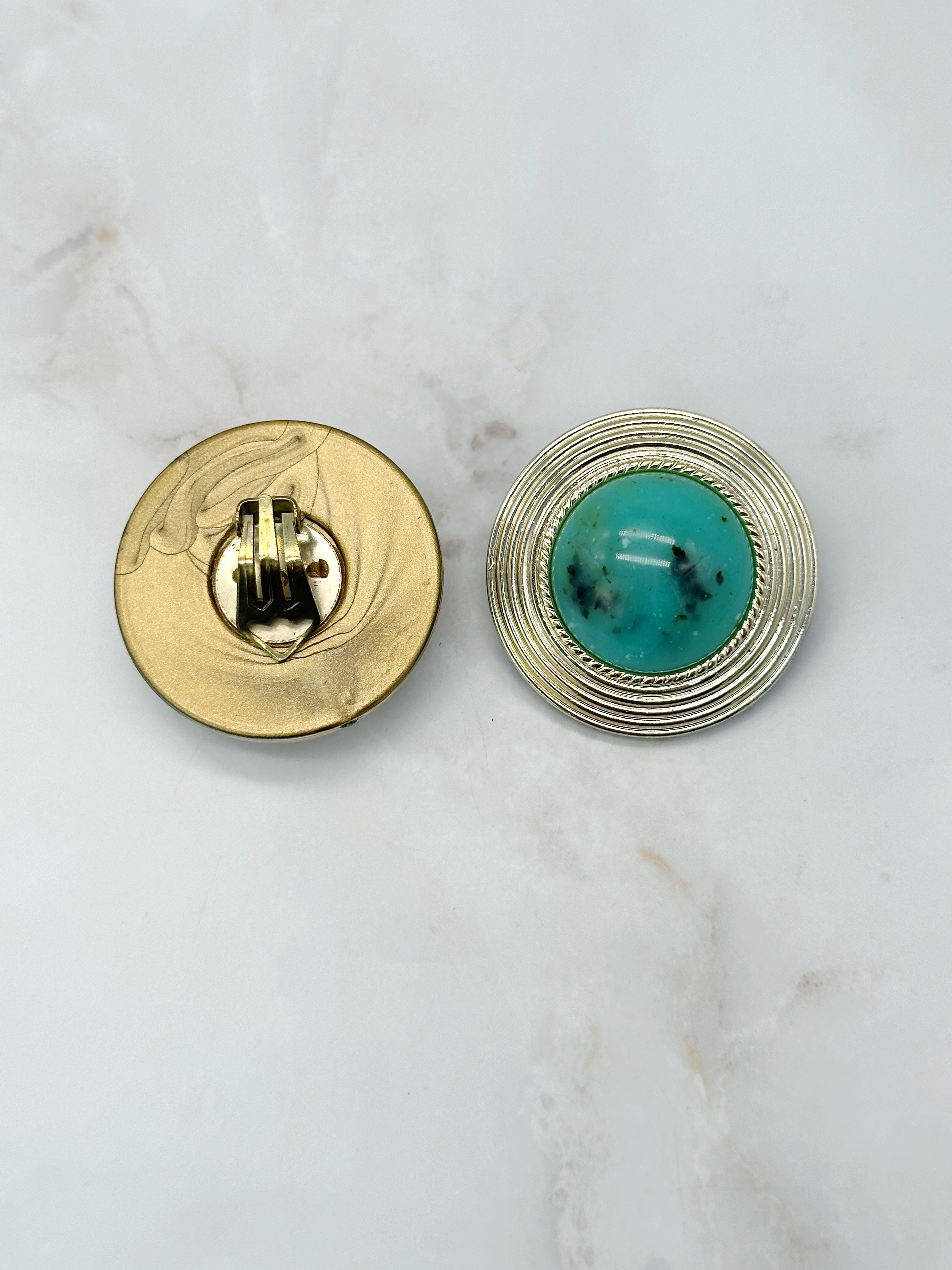 Statement Ohrclips mit türkisfarbenen Cabochons und gerilltem Metall