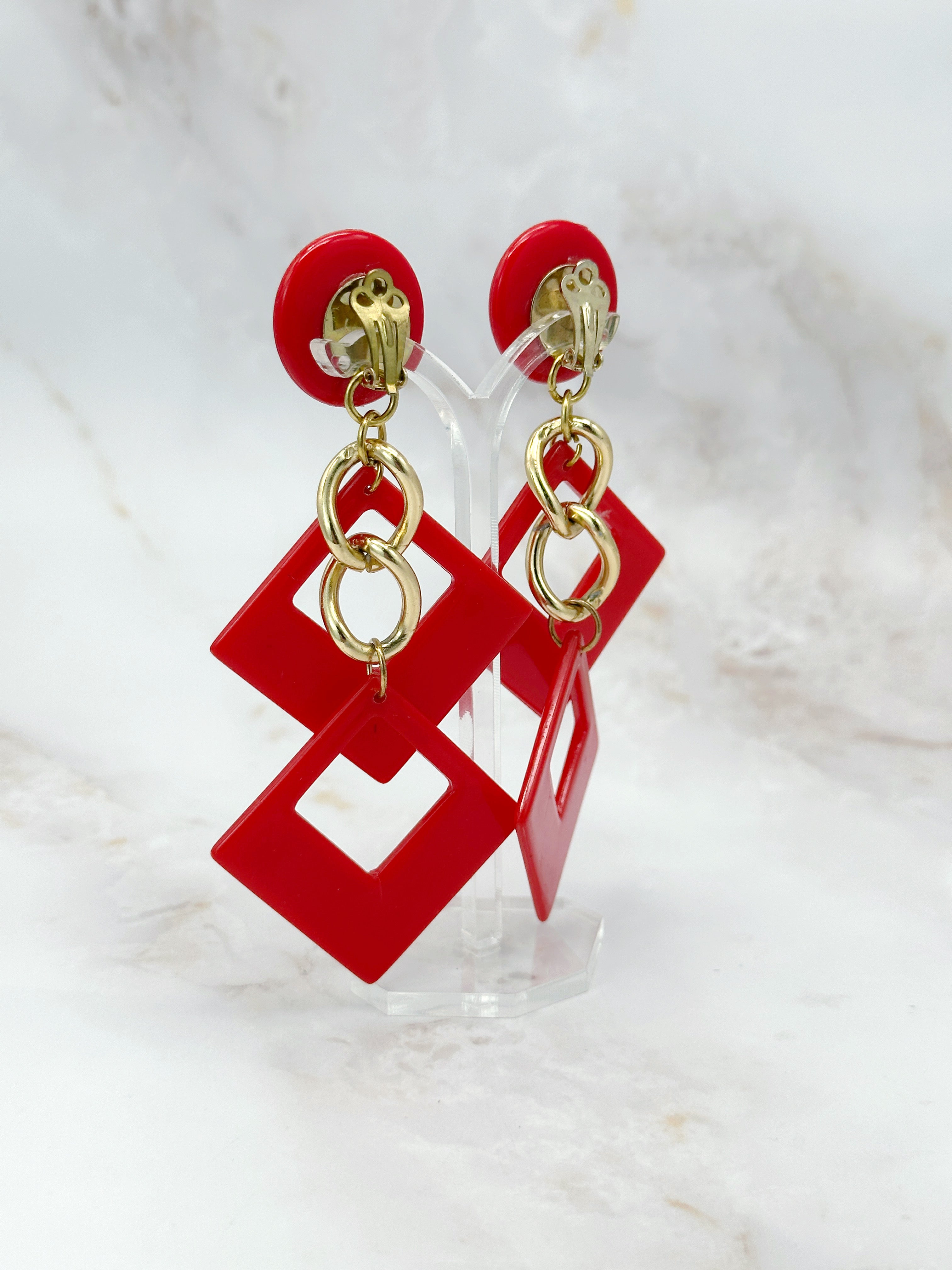 Vintage Ohrclips mit rotem Lucite und geometrischen Elementen