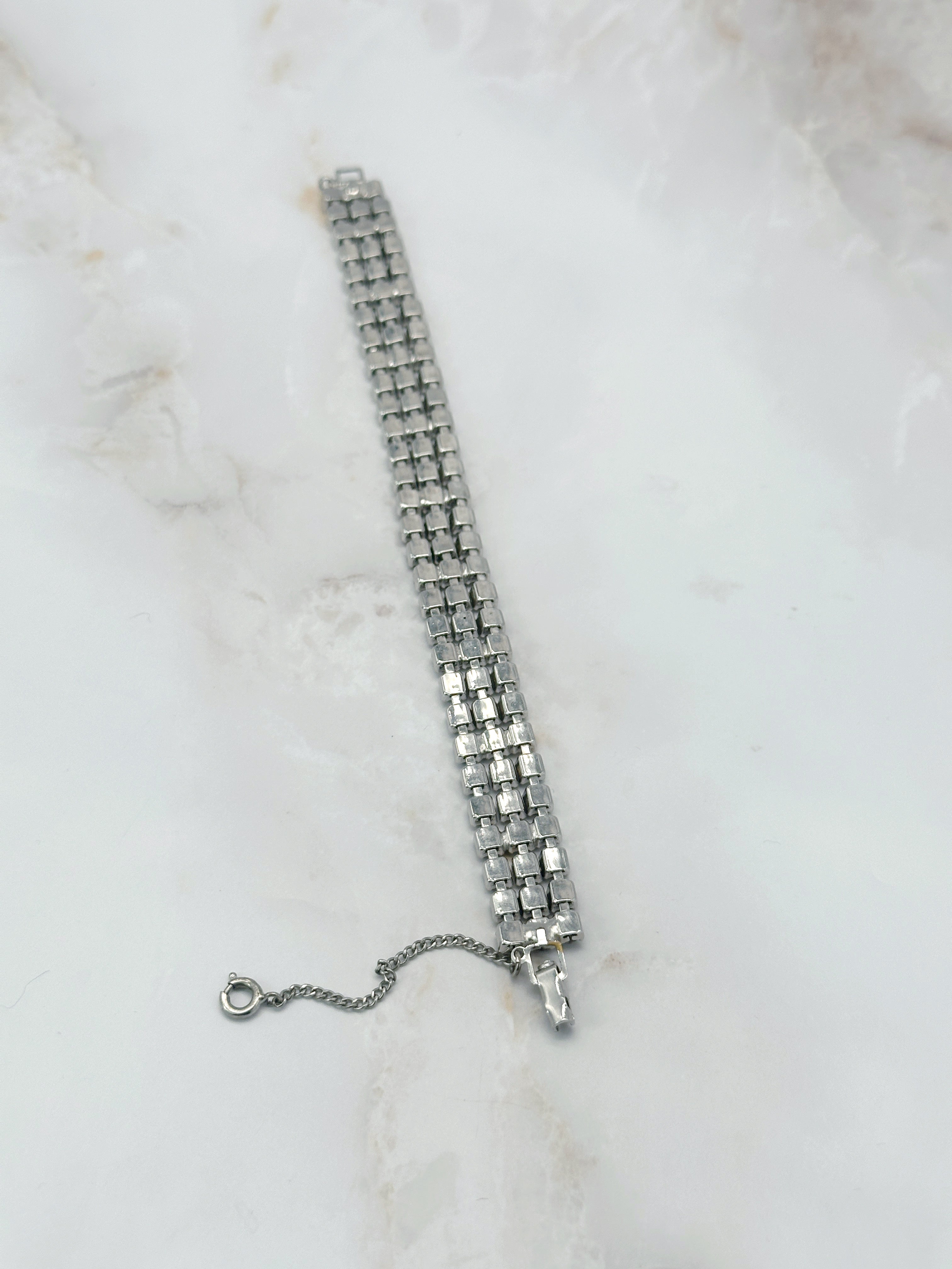 Dreireihiges Vintage Strass-Armband mit Sicherheitskettchen