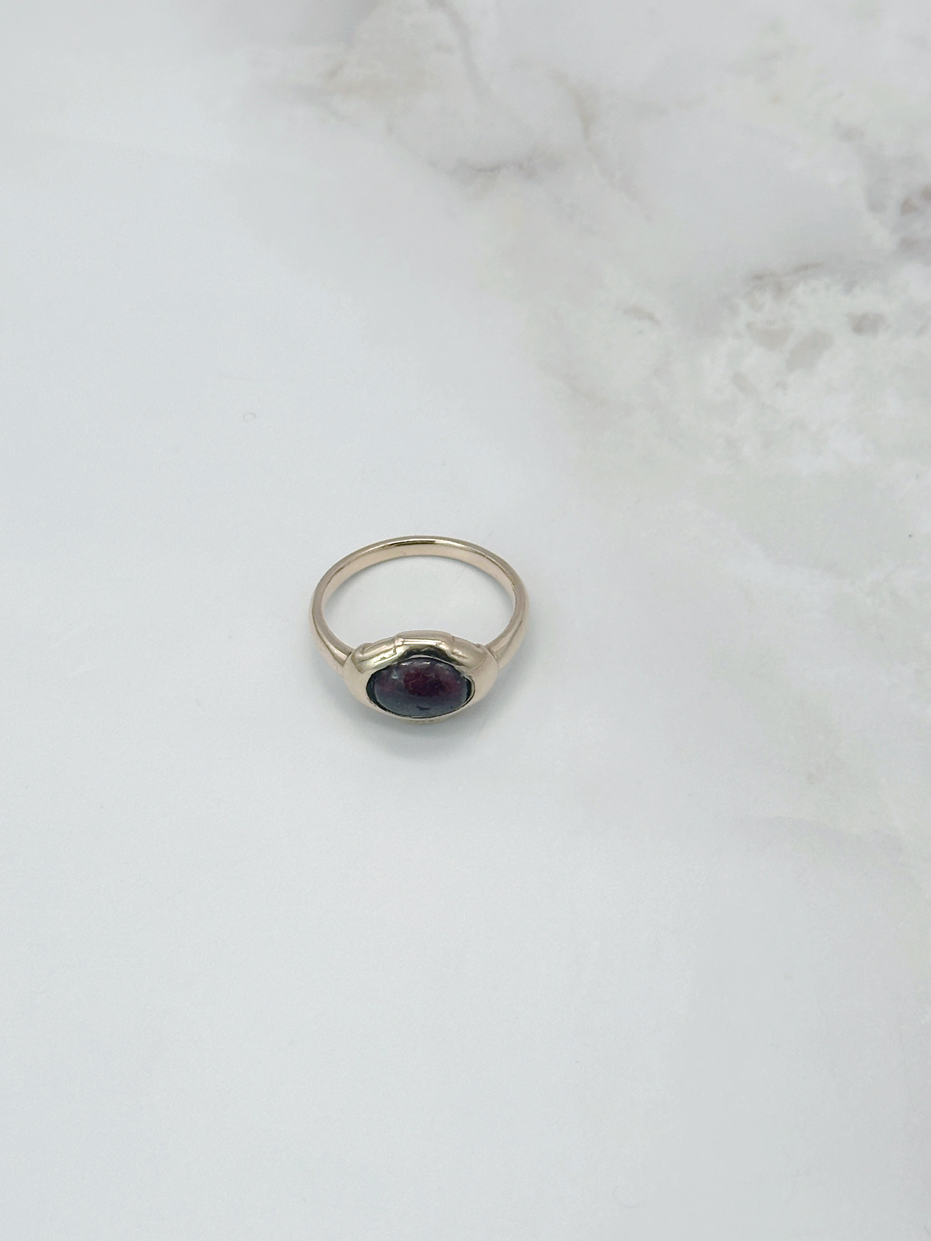 Antiker Ring in 585 Gelbgold mit Granatcabochon