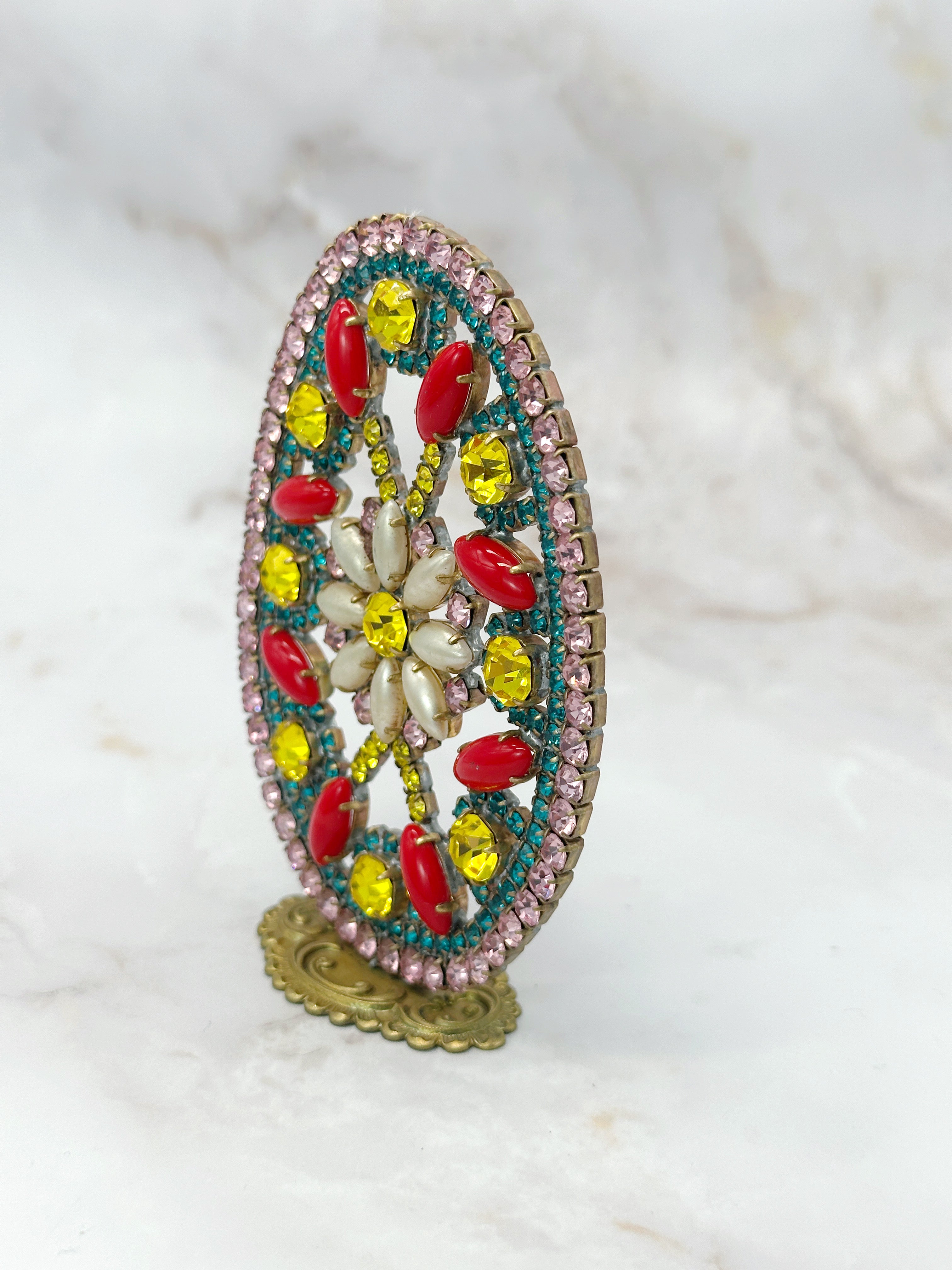 Farbenfrohes handgefertigtes Gablonzer Osterei zum Aufstellen