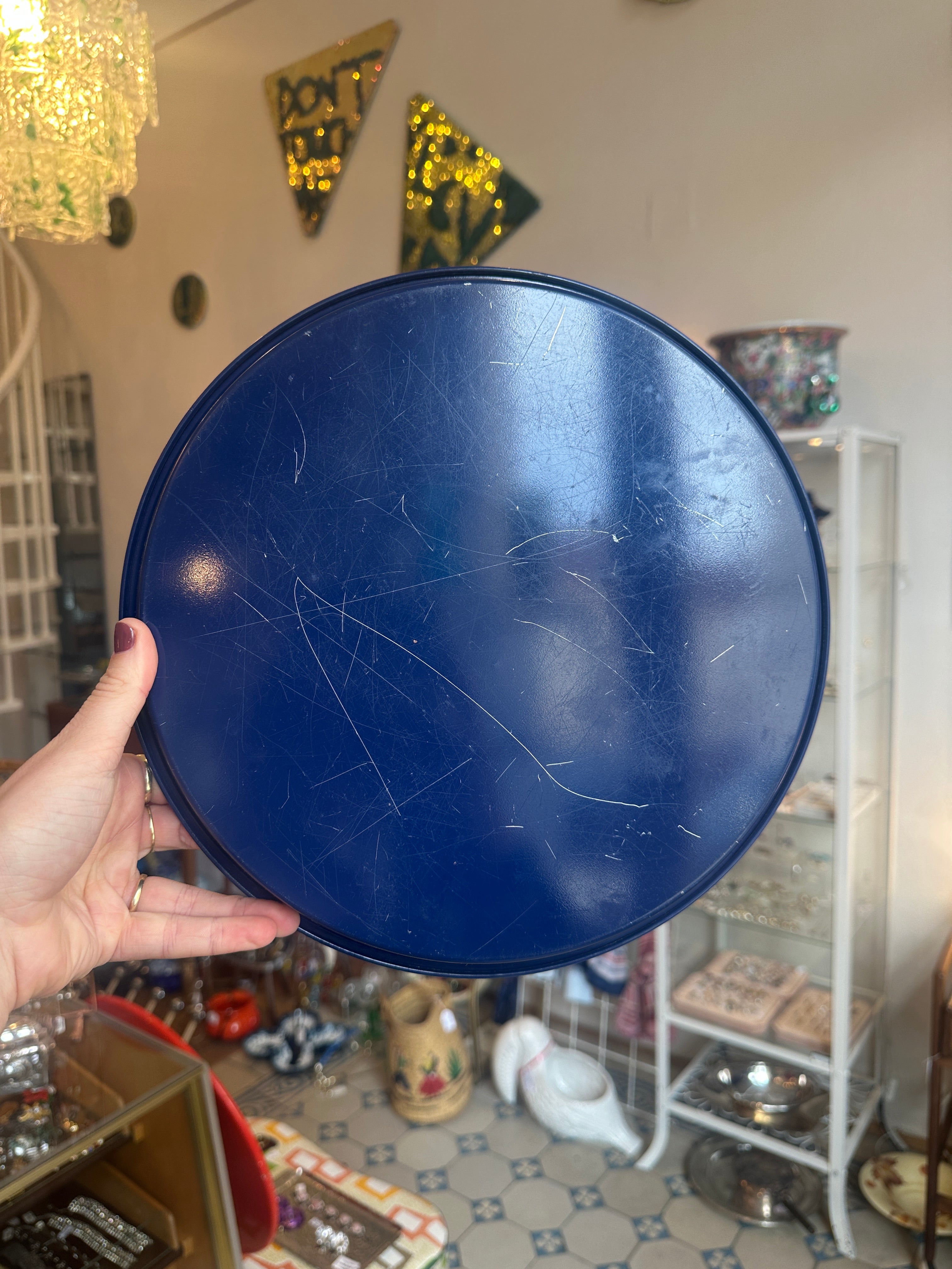 Rundes Vintage Metalltablett im Flower Power Design