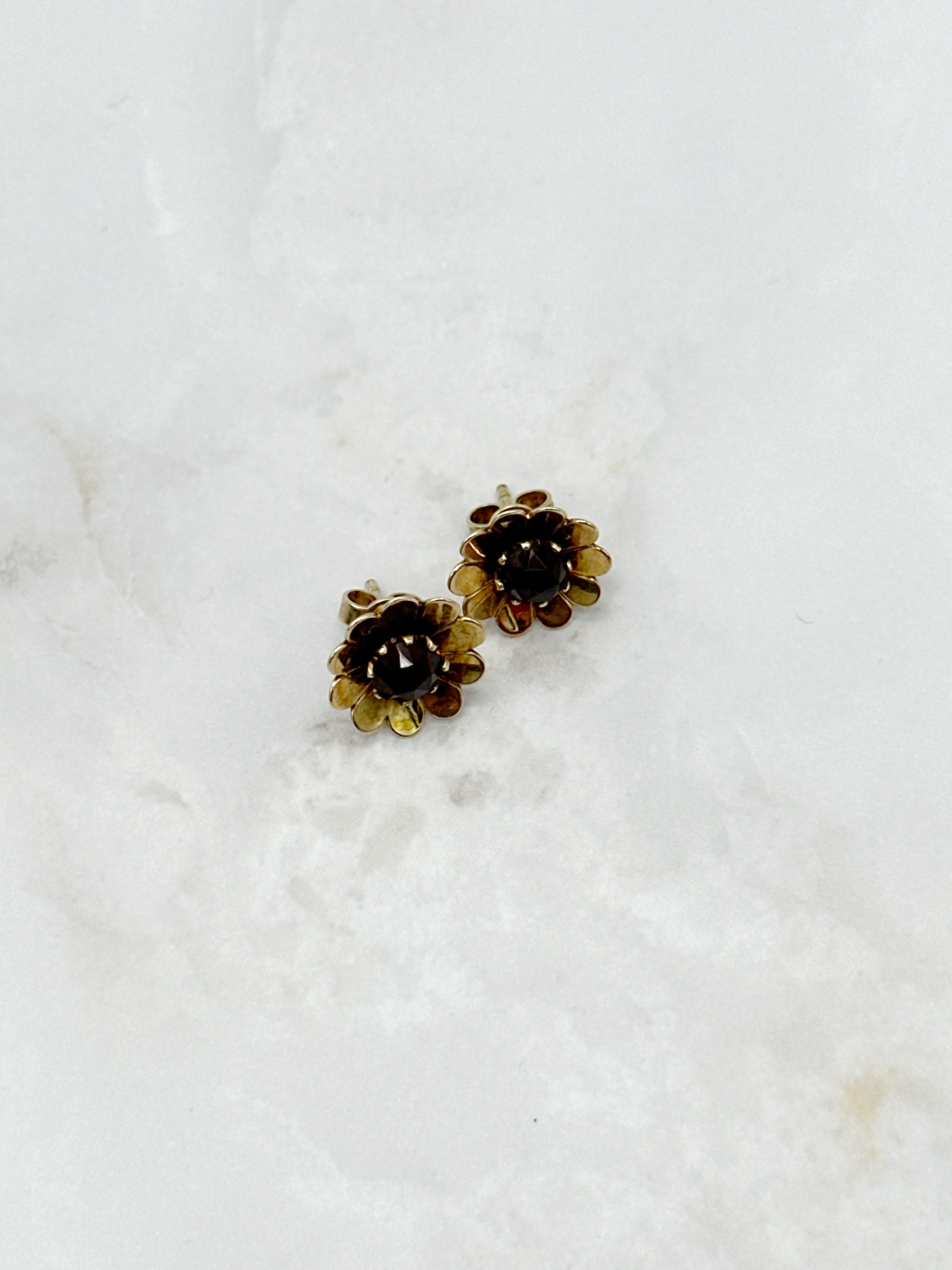 Gold Ohrstecker Blumenform mit Granat