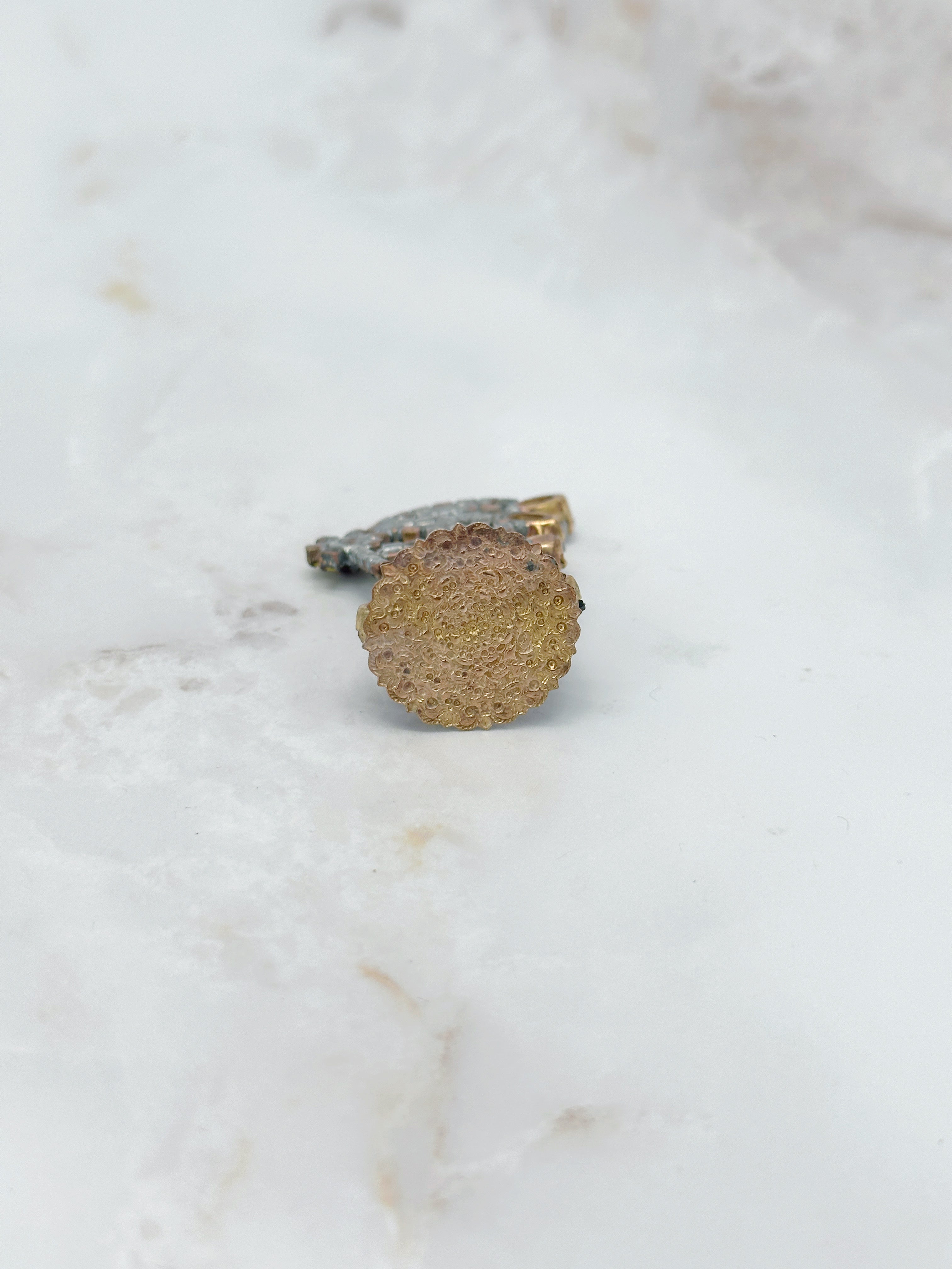 Handgefertigter Gablonzer Hase mit bunten Kristallen und gelber Blume