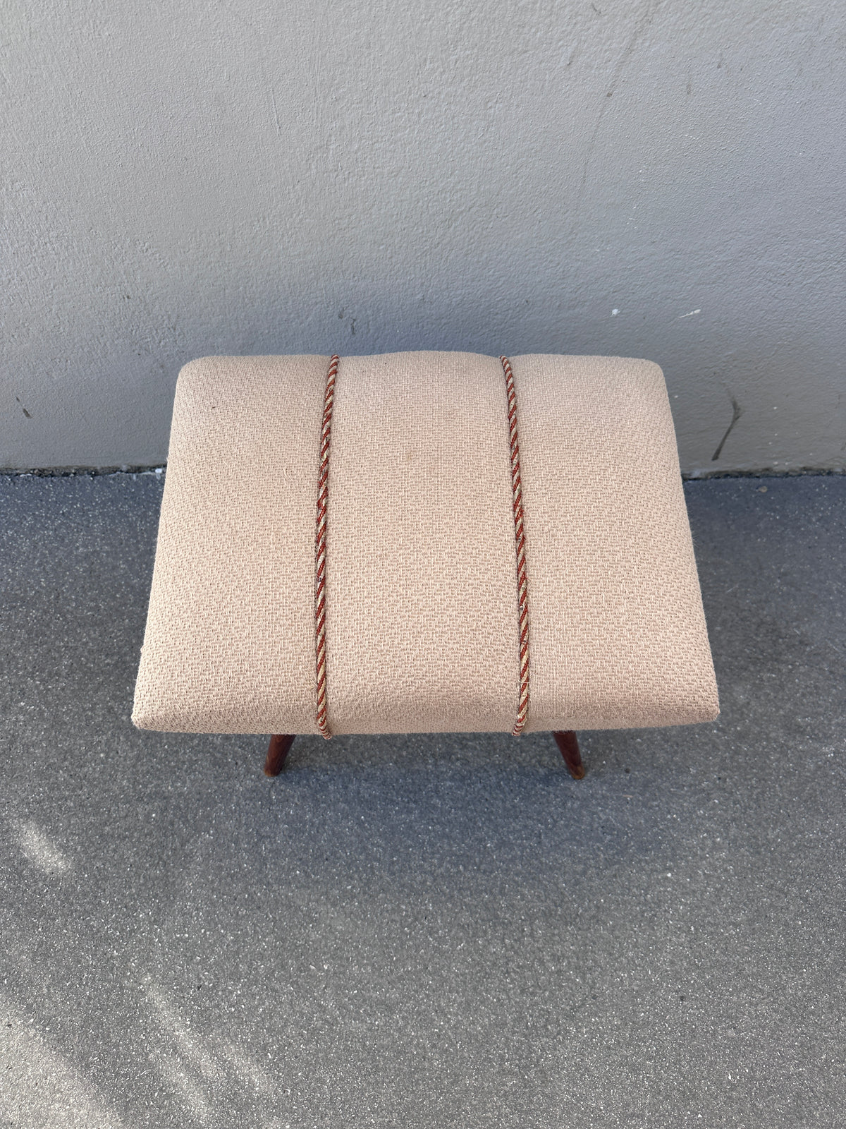 Mid-Century Hocker mit Bouclé-Bezug in Hellbeige/Rosé