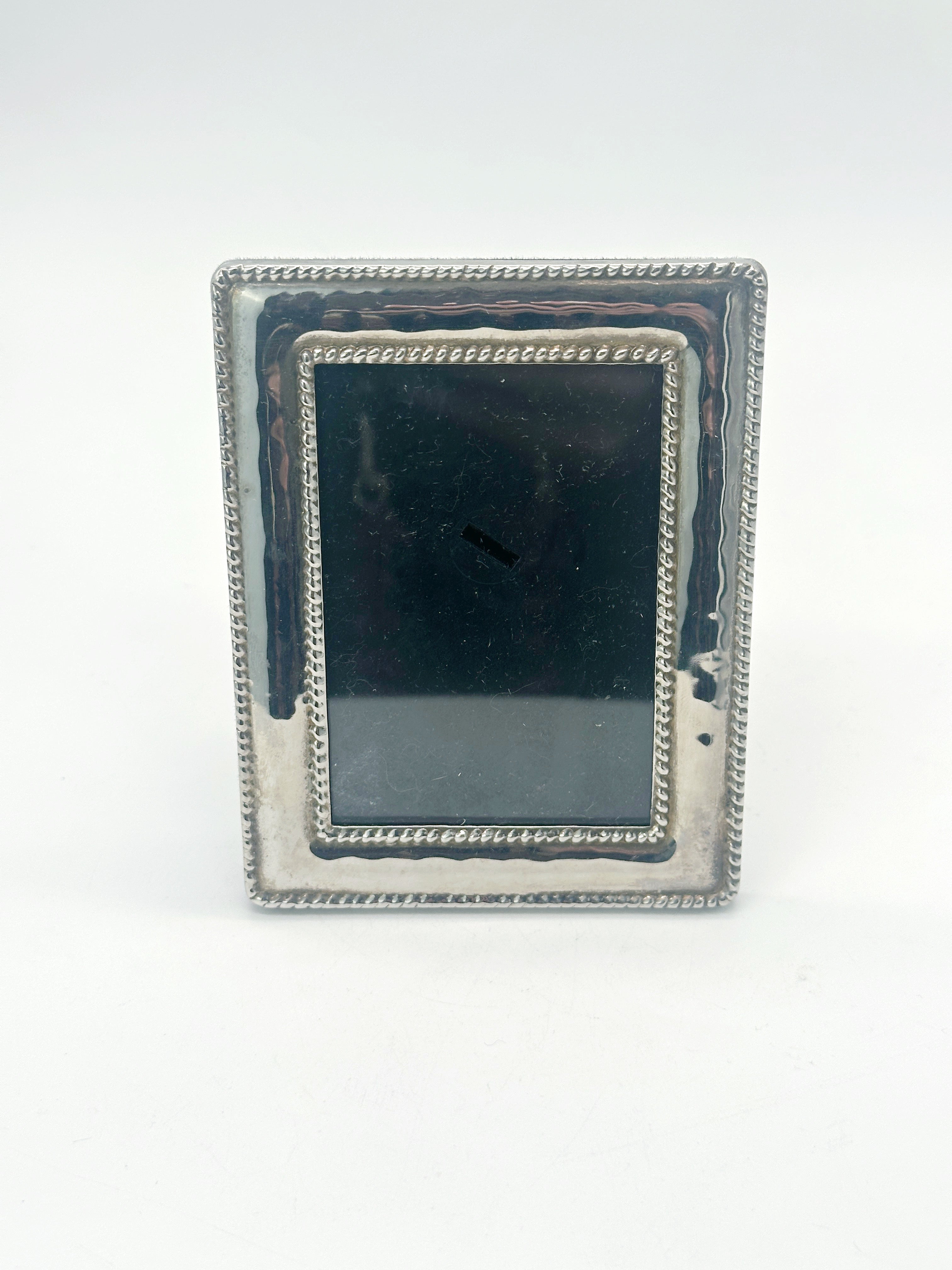 Eleganter versilberter Fotorahmen mit seilartiger Verzierung