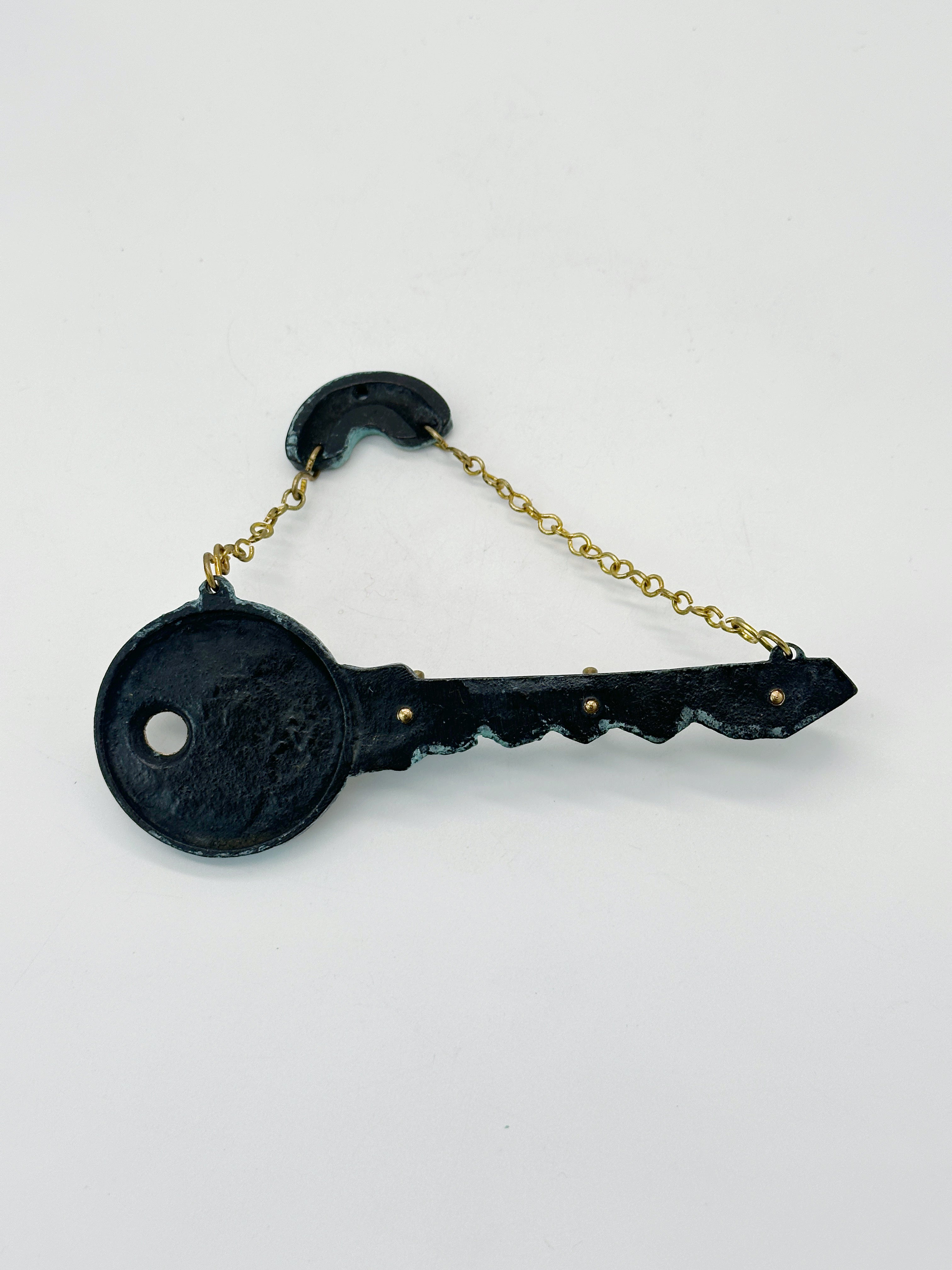 Dekoratives Messing-Schlüsselbrett in Schlüsselform