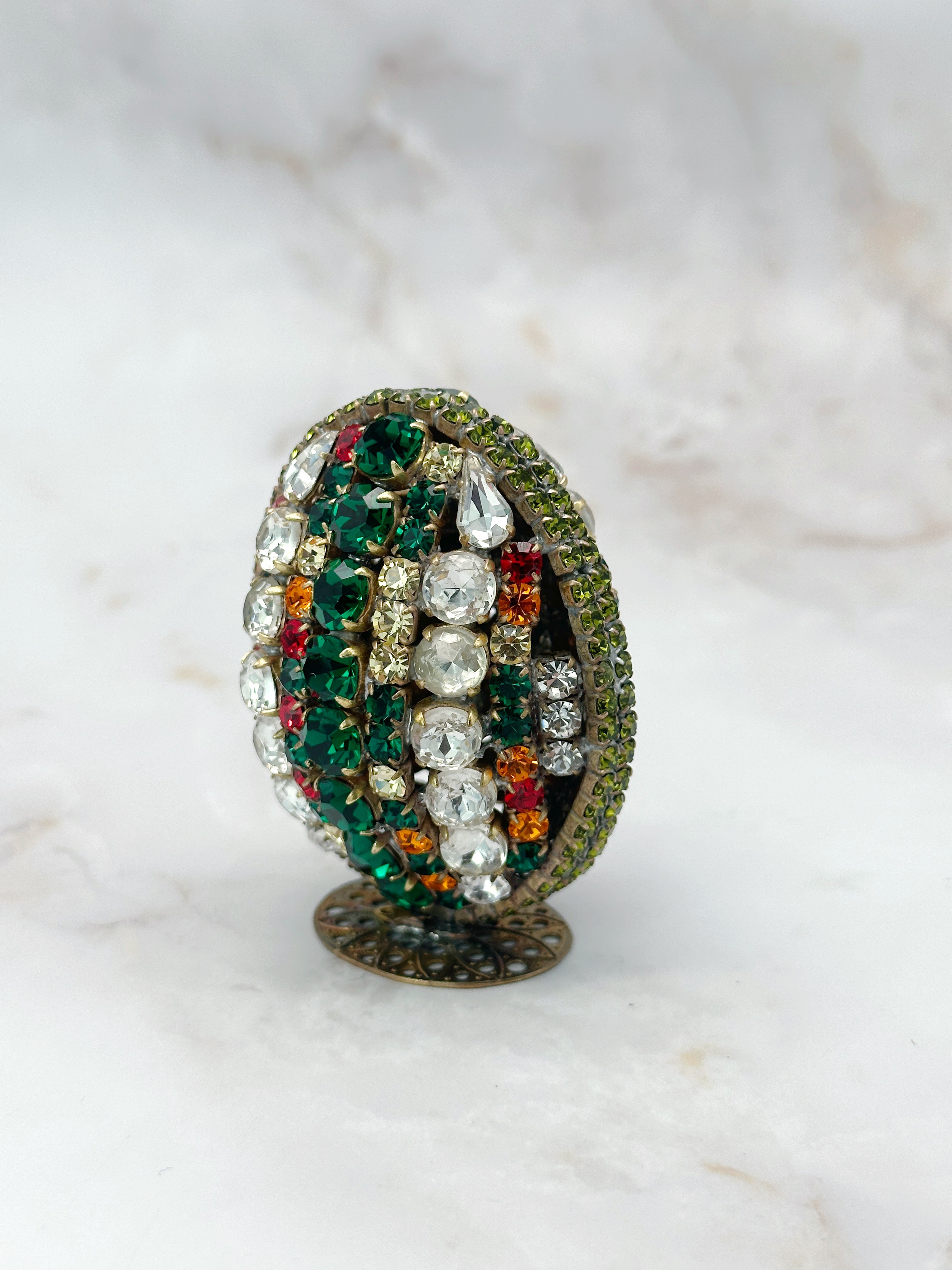 Seltenes rundum verziertes Gablonzer Osterei mit Standfuß