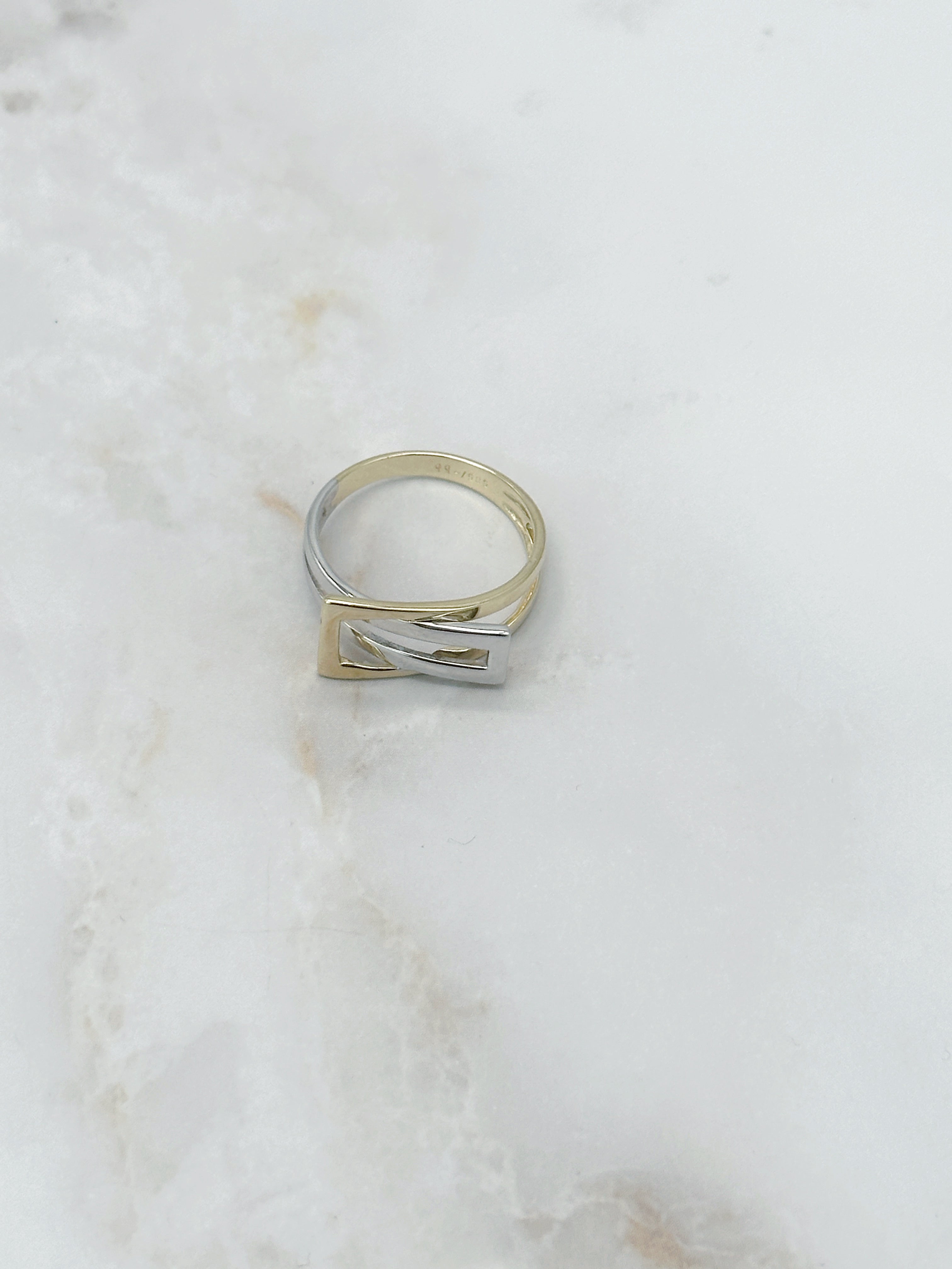 Ring in Gelbgold und Weißgold mit Gürtelschnallen-Design