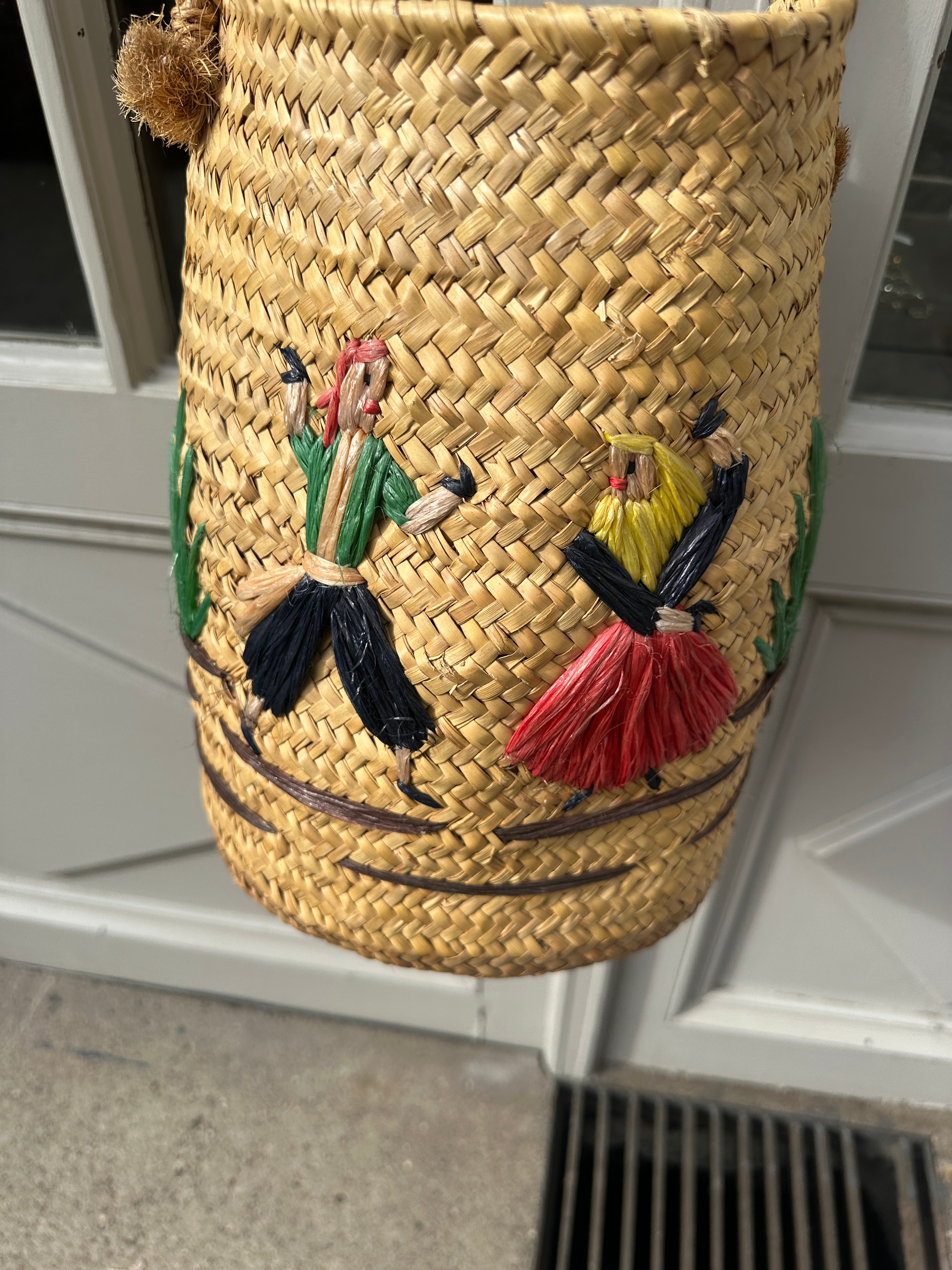 Ausgefallene Vintage Deko-Korbtasche mit tanzenden Figuren