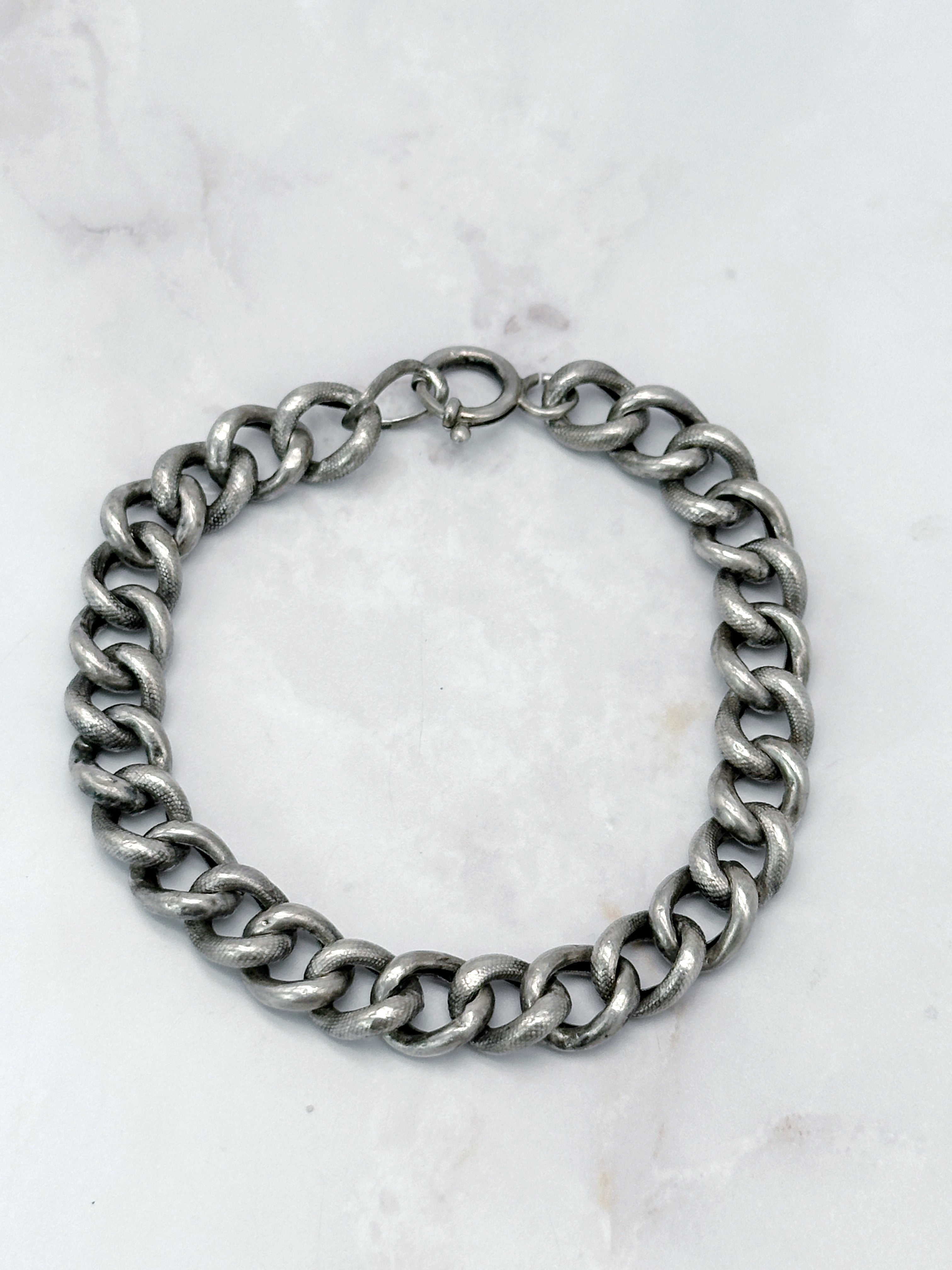 Antikes Panzerarmband aus Silber mit strukturierter Oberfläche