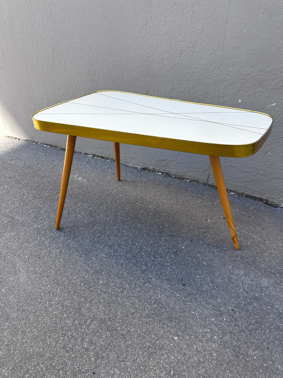 Mid-Century Hocker mit schwarz-weißer Resopalplatte