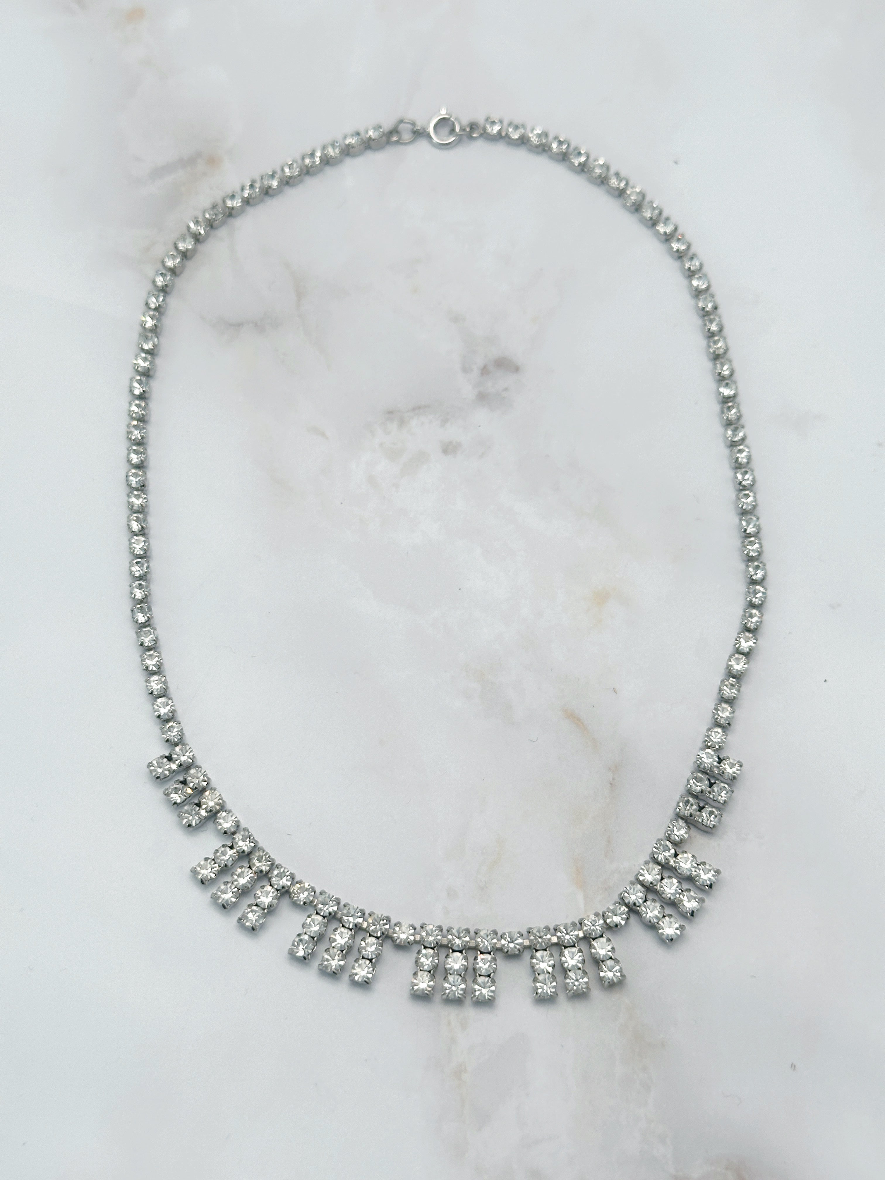 Geometrisches Vintage Strass Collier mit klaren Linien