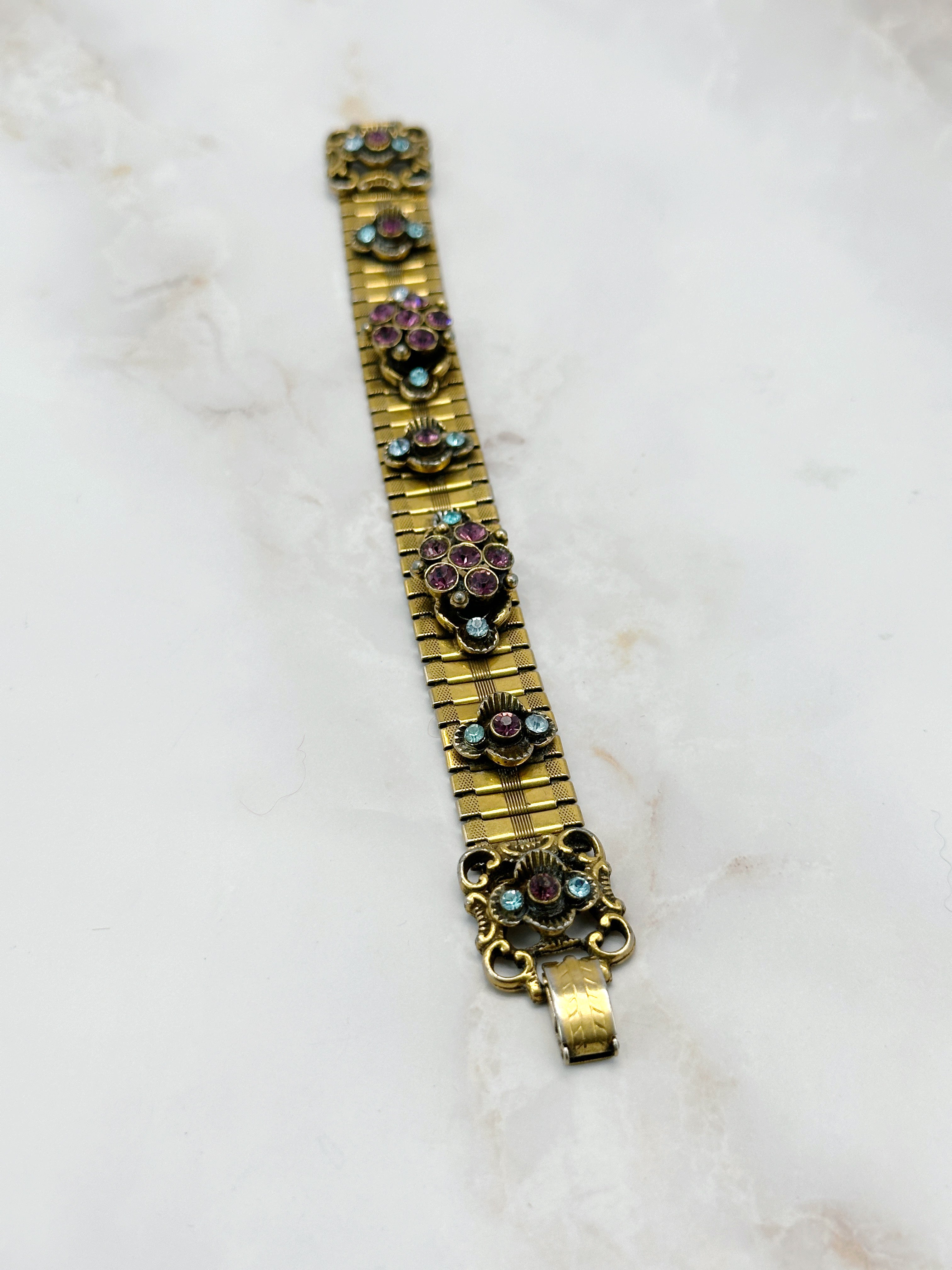 Ausgefallenes Vintage Armband der 50er Jahre vergoldet mit lila & blauem Strass