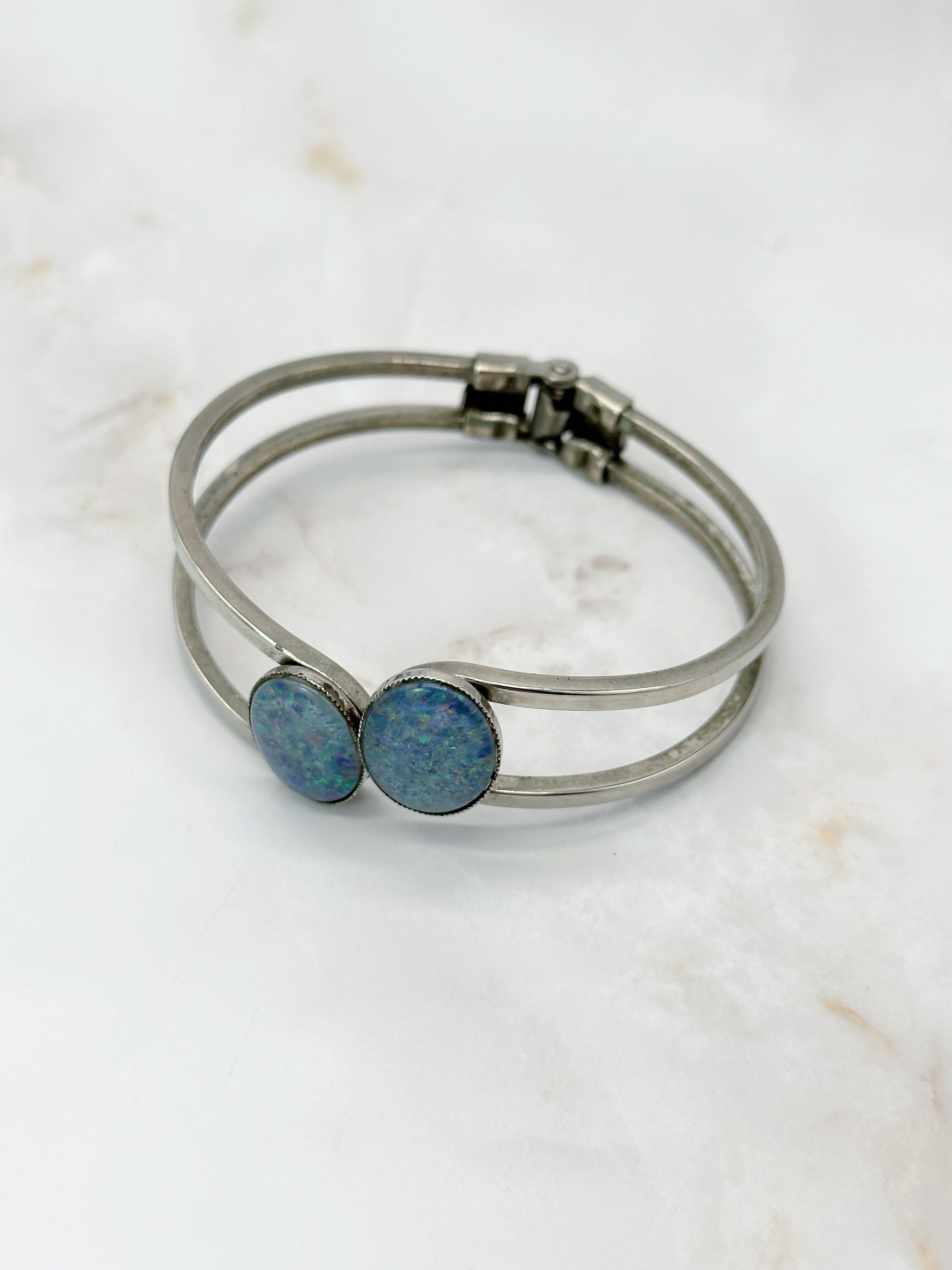 Asymmetrische Vintage Armspange mit schimmernden künstlichem Opal