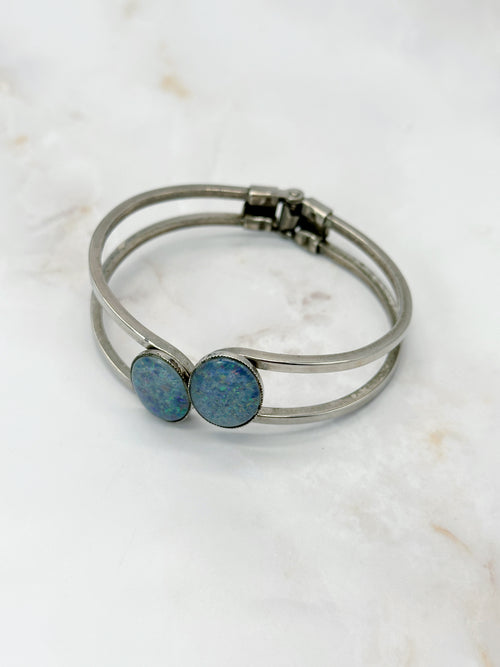 Asymmetrische Vintage Armspange mit schimmernden künstlichem Opal