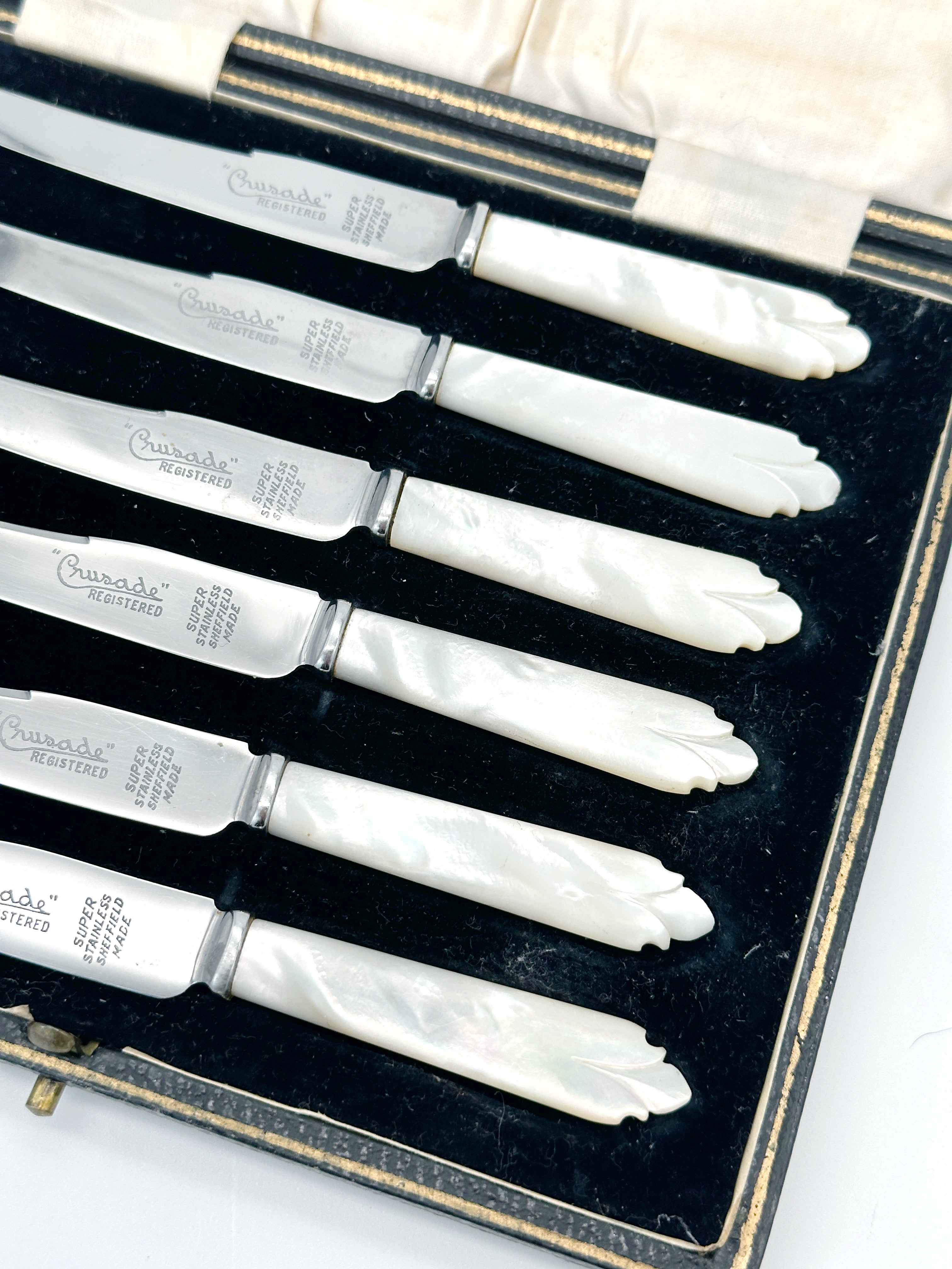 Vintage Buttermesser-Set mit Perlmuttgriffen, in Originalbox
