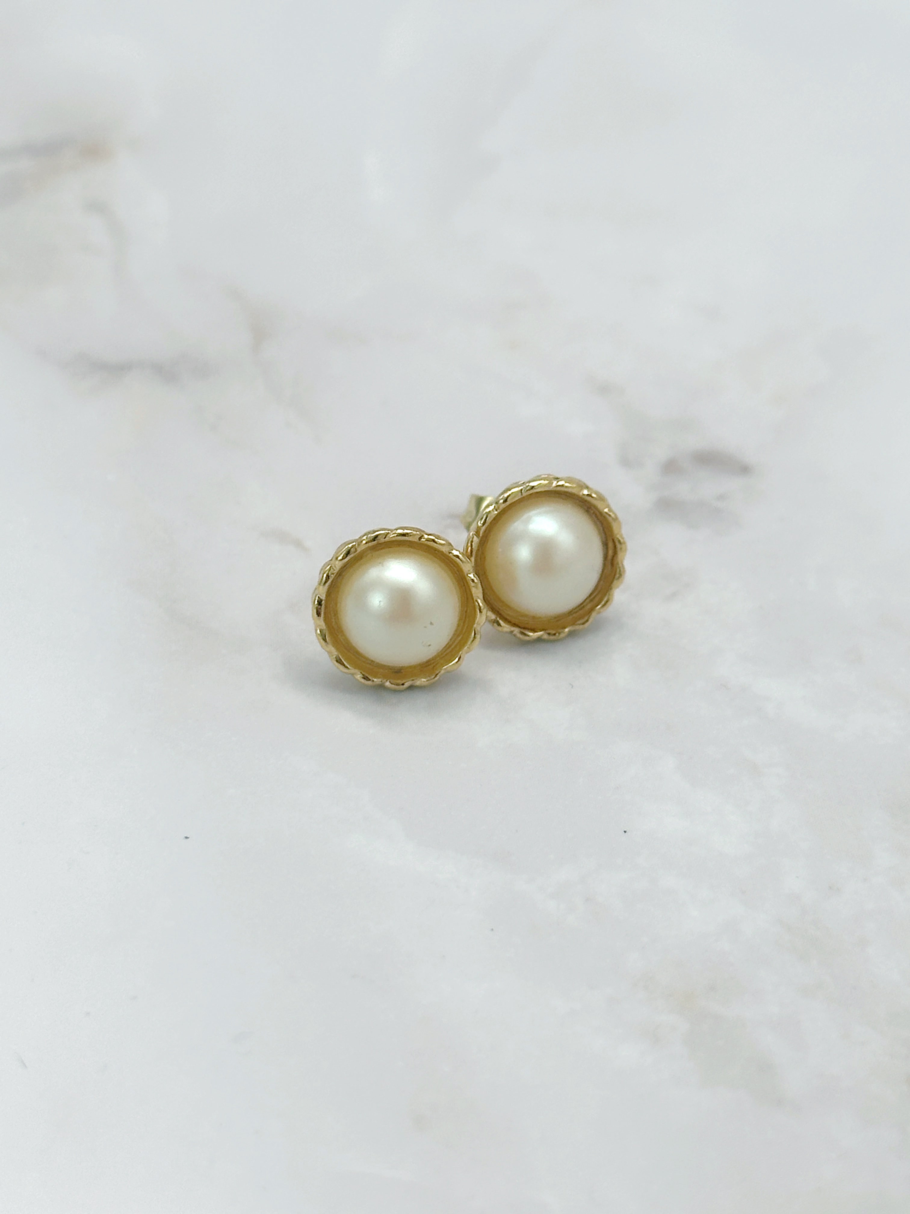 Vergoldete Vintage Ohrstecker mit klassischer Kunstperle