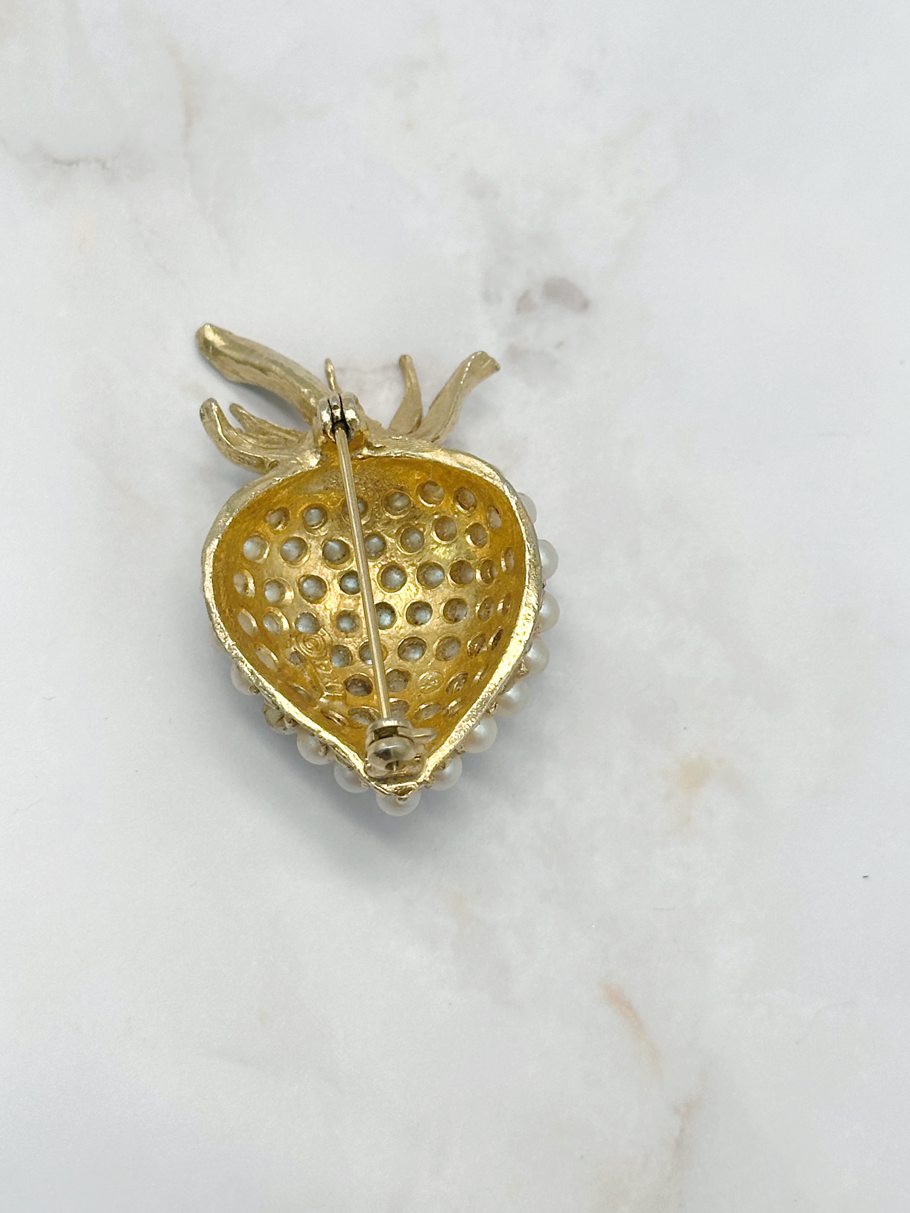 Vintage Brosche „Erdbeere“ – signiert Pell