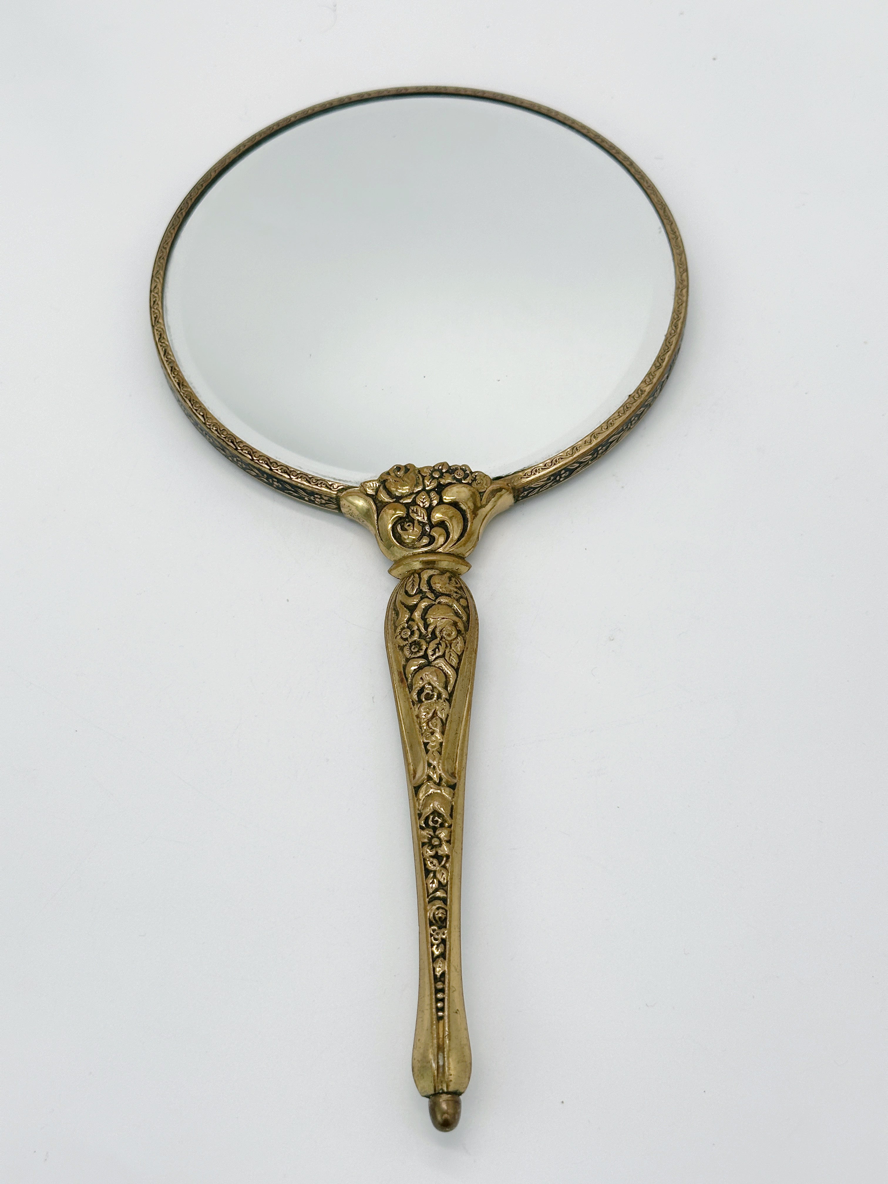 Romantischer Vintage Handspiegel aus Messing mit floralem Dekor